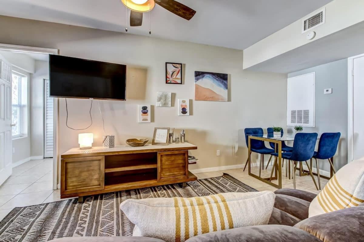 The Peachy Pearl, Private Uptown Apartment, Dog Friendly Apartment *