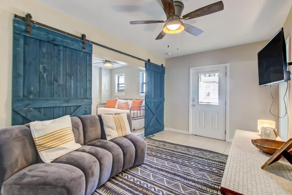 The Peachy Pearl, Private Uptown Apartment, Dog Friendly Apartment *