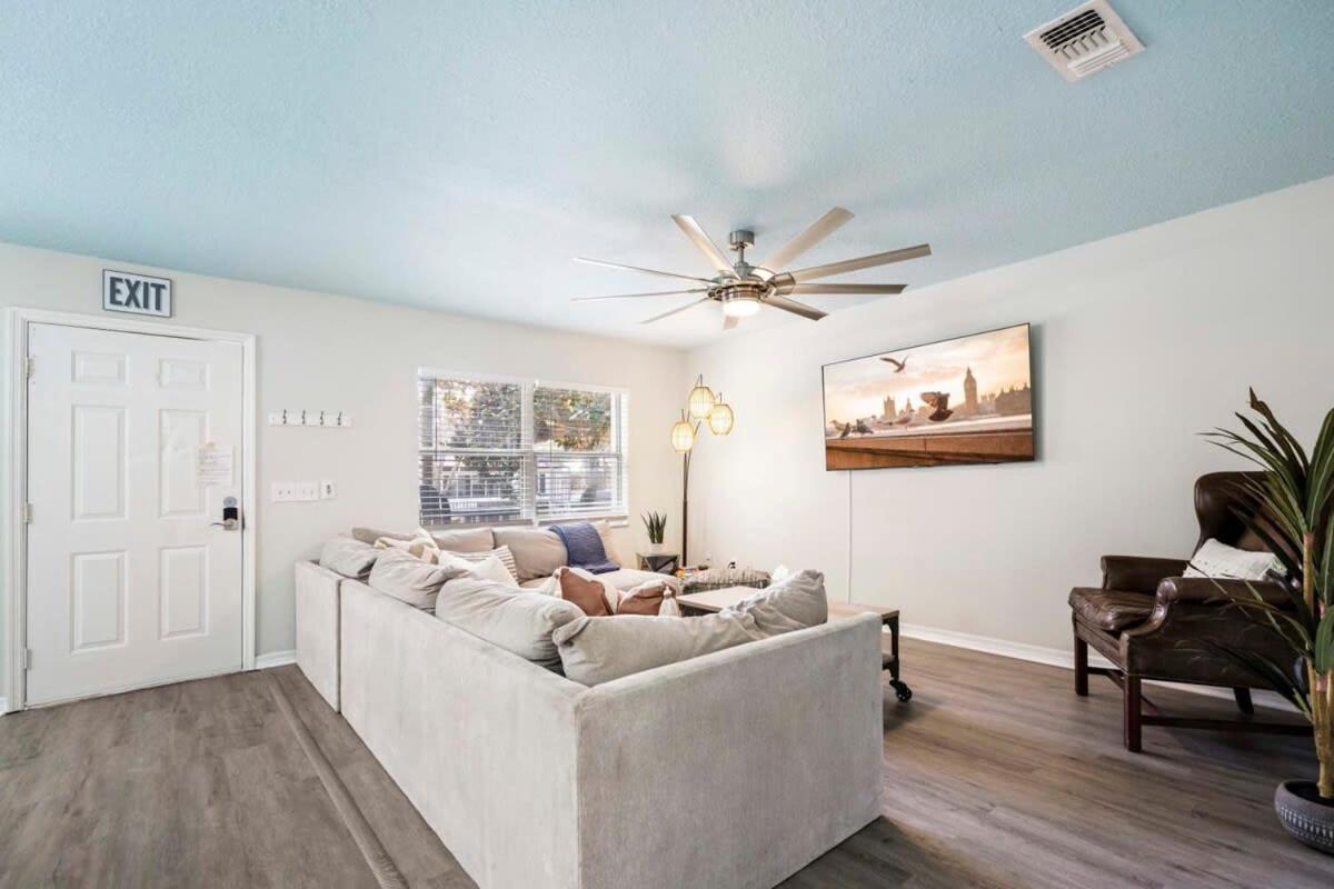 Holiday home Uptown Gem The Castaway Cottage, Dog Friendly! *