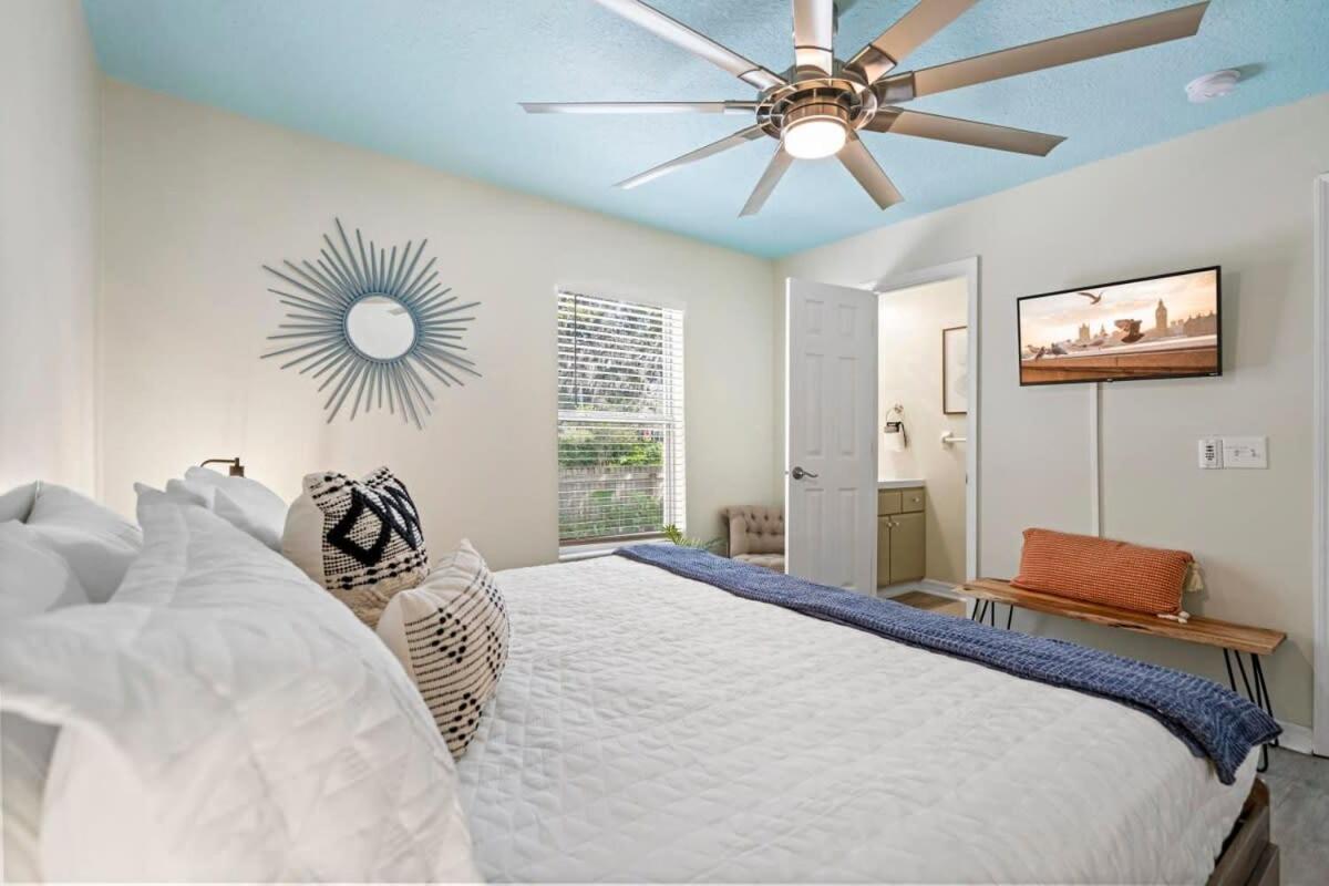Holiday home Uptown Gem The Castaway Cottage, Dog Friendly!