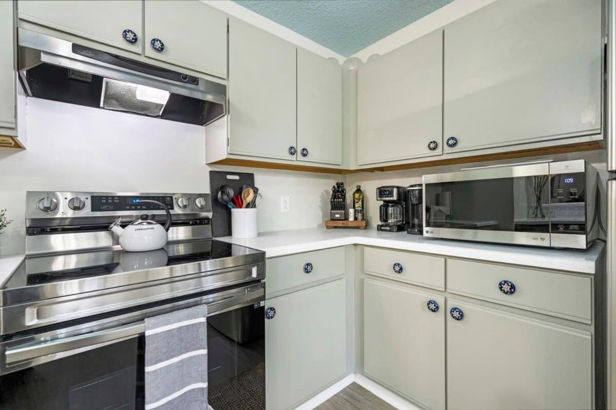 Uptown Gem The Castaway Cottage, Dog Friendly! Holiday home *