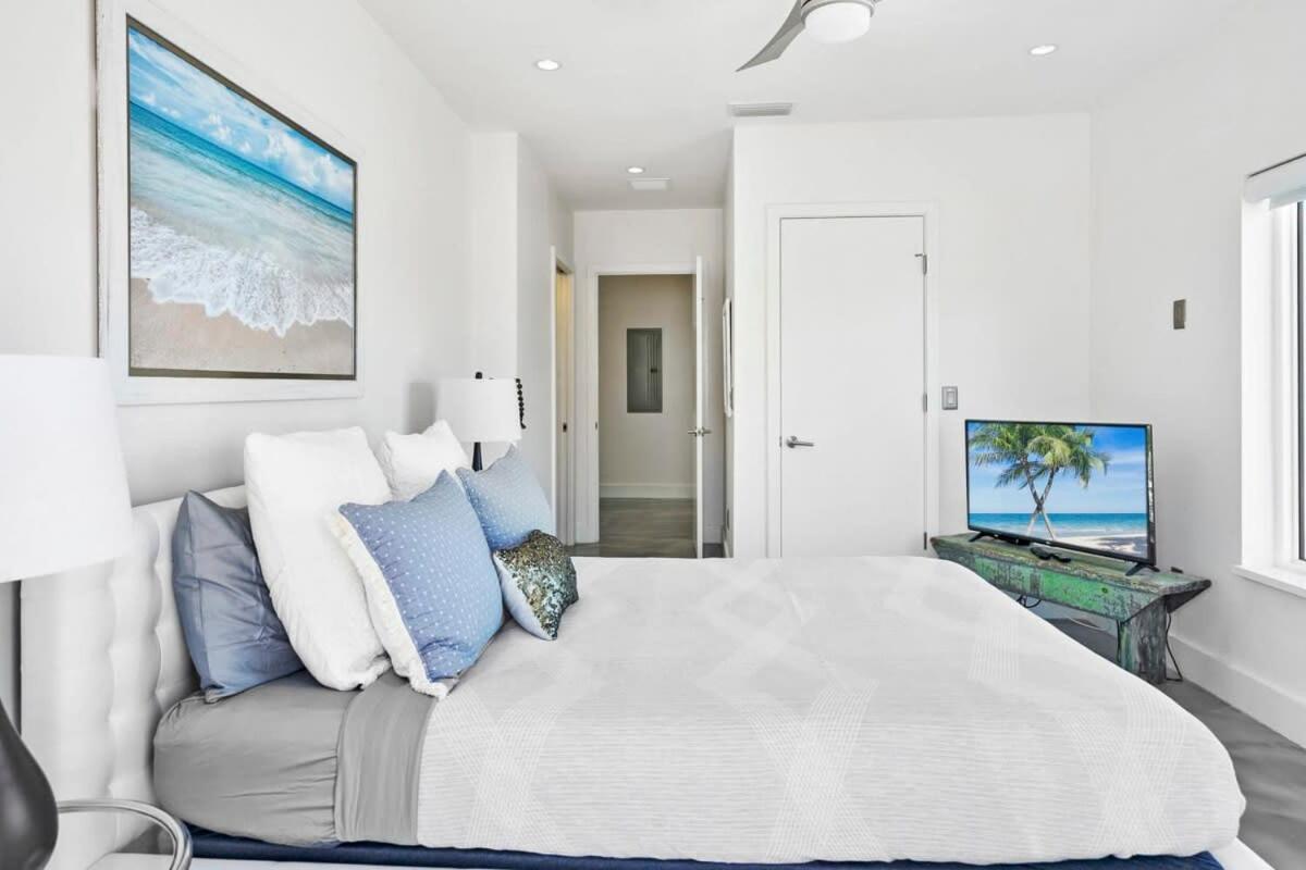 Ocean Views Sunrises And Sunsets Sparkling Pool And Steps To *