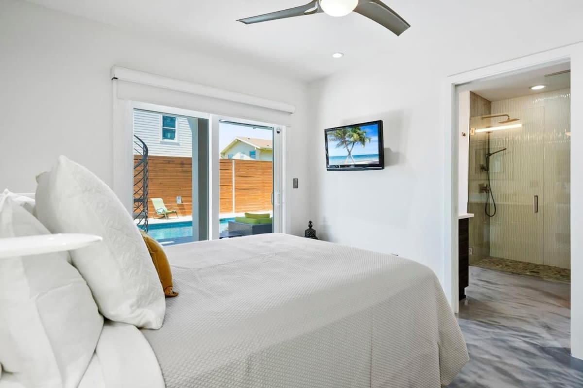 Holiday home Ocean Views Sunrises And Sunsets Sparkling Pool And Steps To