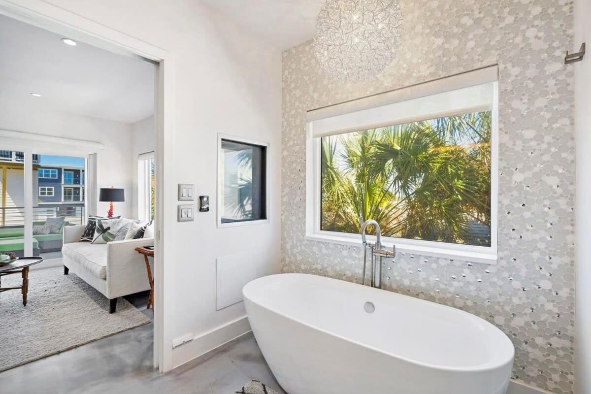 Holiday home Ocean Views Sunrises And Sunsets Sparkling Pool And Steps To