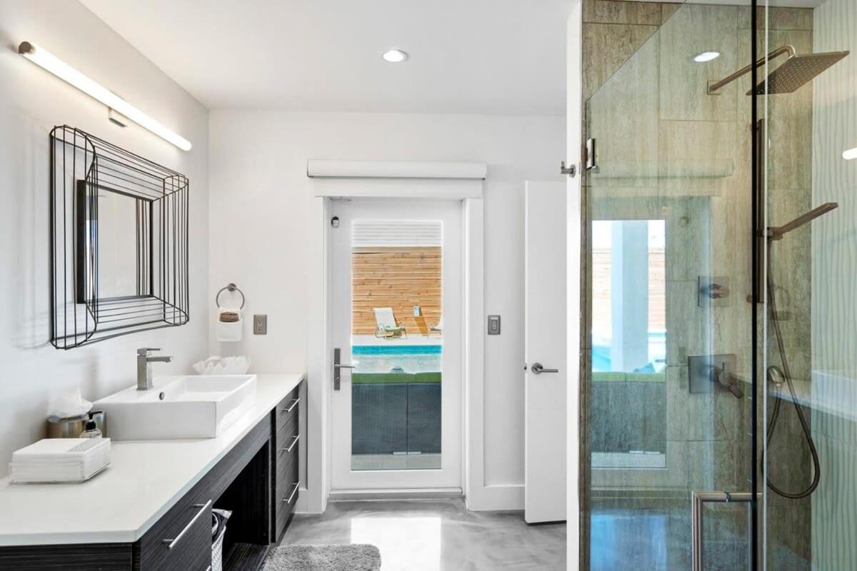 Holiday home Ocean Views Sunrises And Sunsets Sparkling Pool And Steps To *