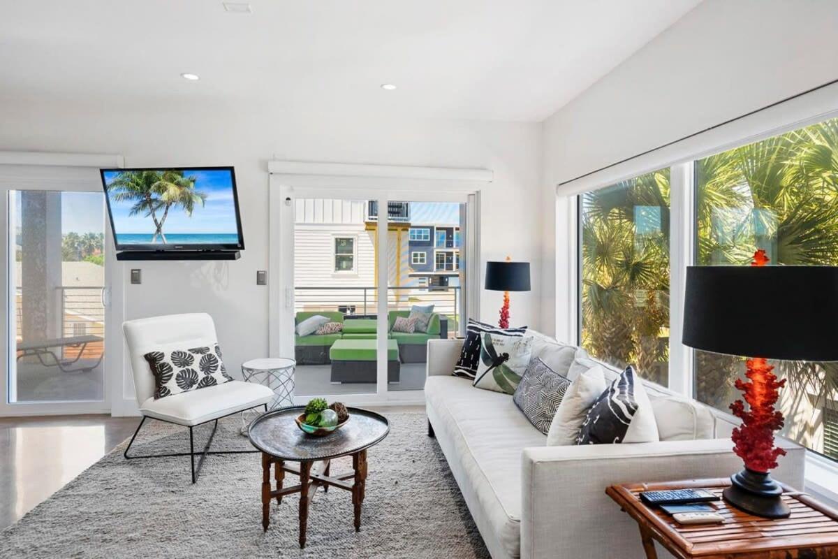 Ocean Views Sunrises And Sunsets Sparkling Pool And Steps To Holiday home
