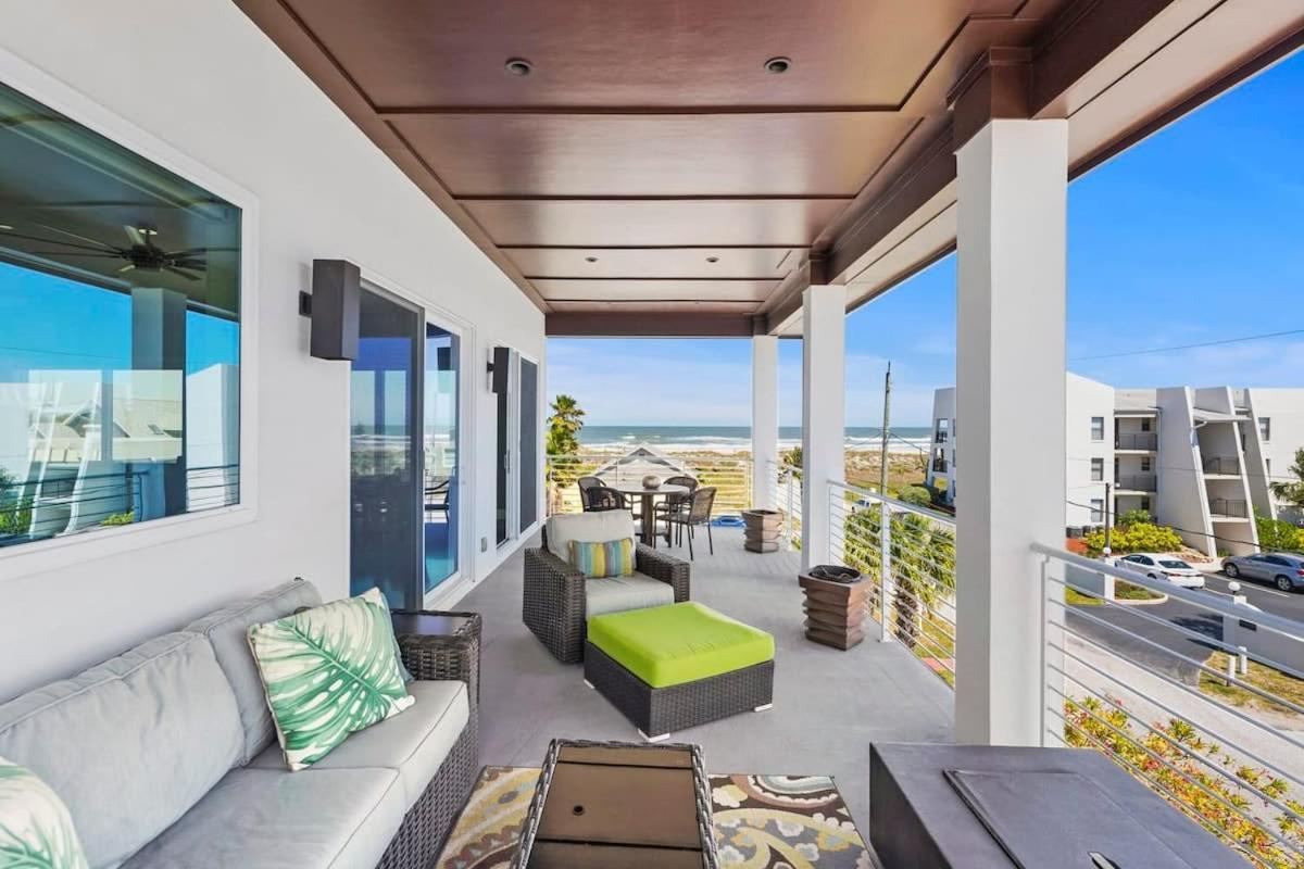 Holiday home Ocean Views Sunrises And Sunsets Sparkling Pool And Steps To