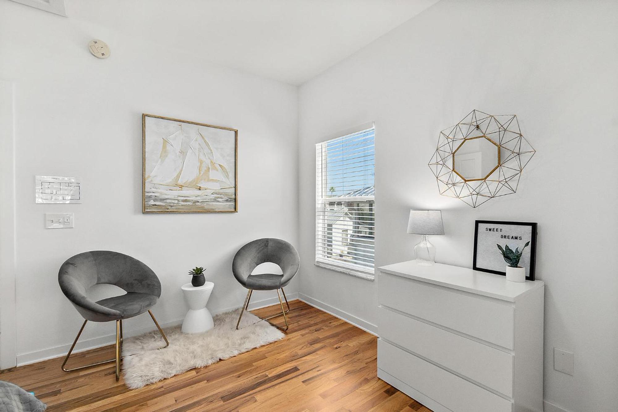 The Old Mission Collection - Downtown Apartment *