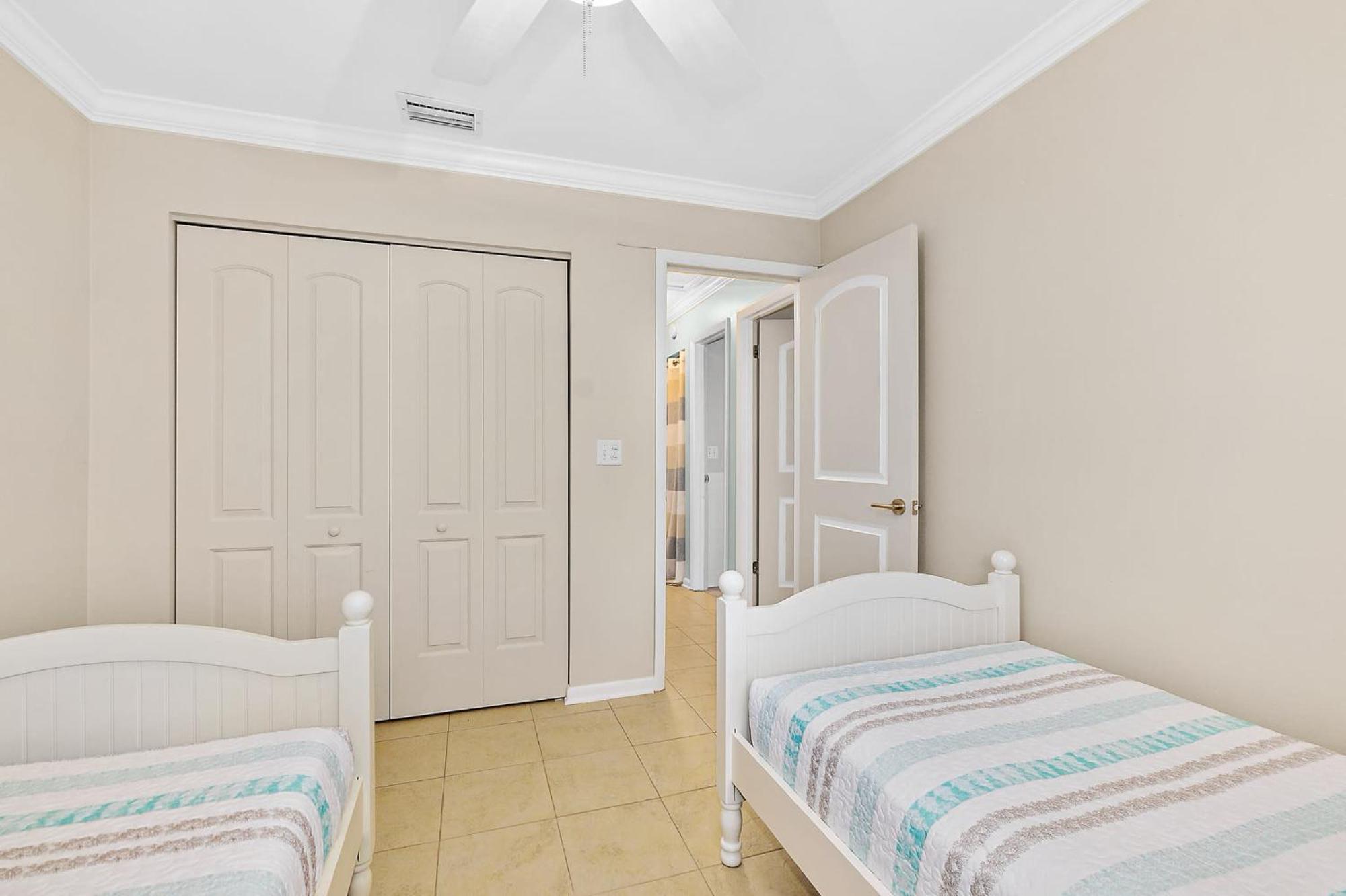 Island Oasis - 3br 2ba - Steps To The Ocean! Holiday home *
