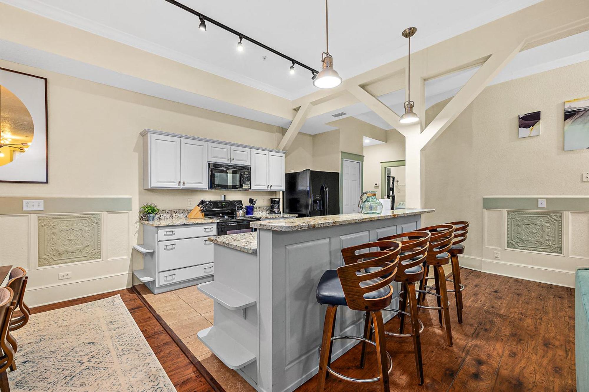 The Ray- 1st Floor Charming Condo- Walk To Downtown *