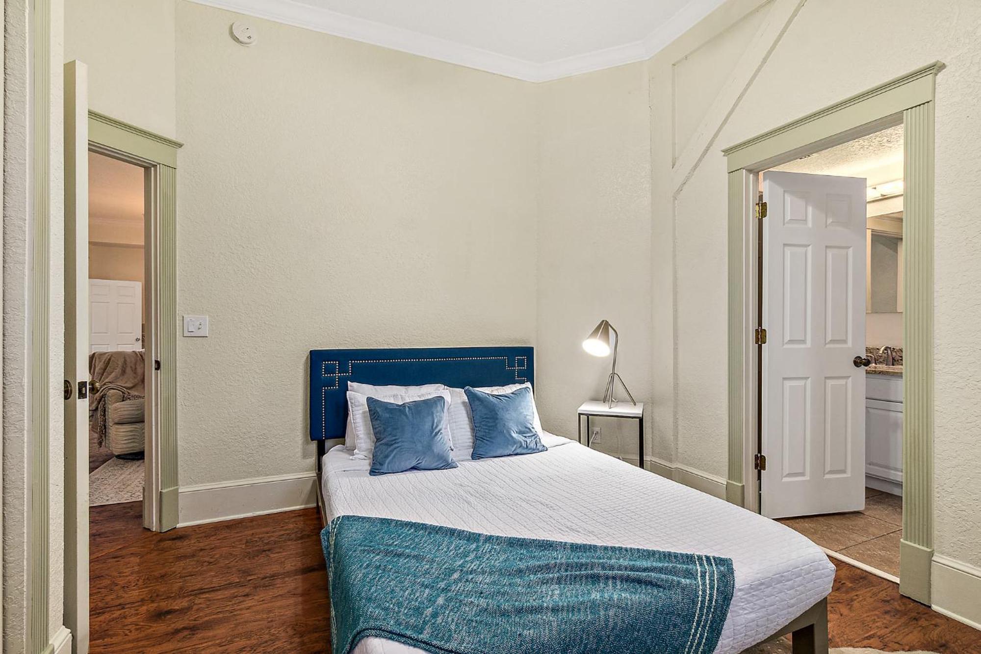 The Ray- 1st Floor Charming Condo- Walk To Downtown Holiday home *