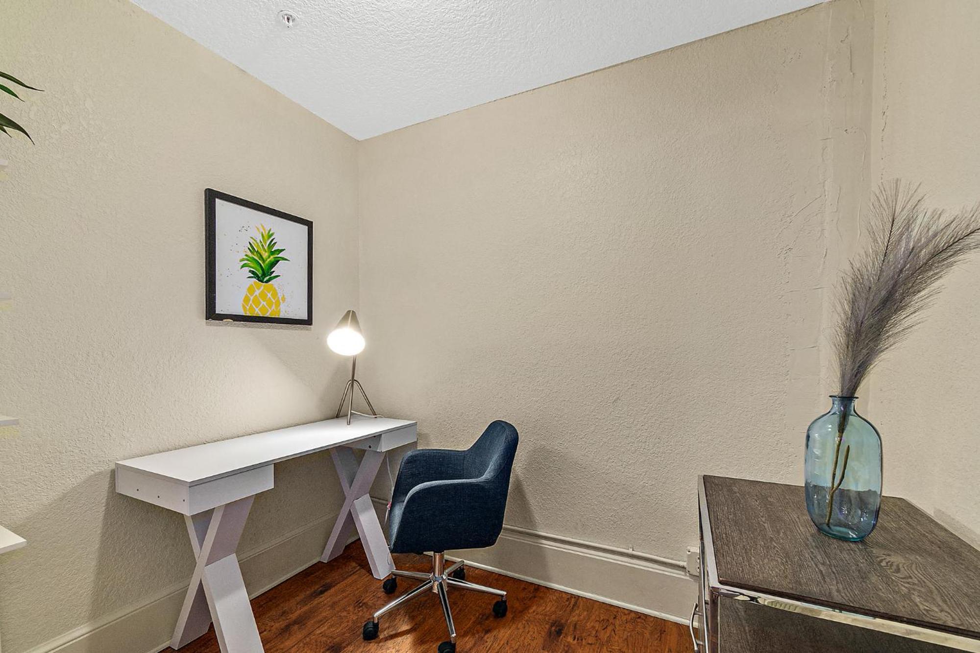 The Ray- 1st Floor Charming Condo- Walk To Downtown Holiday home *
