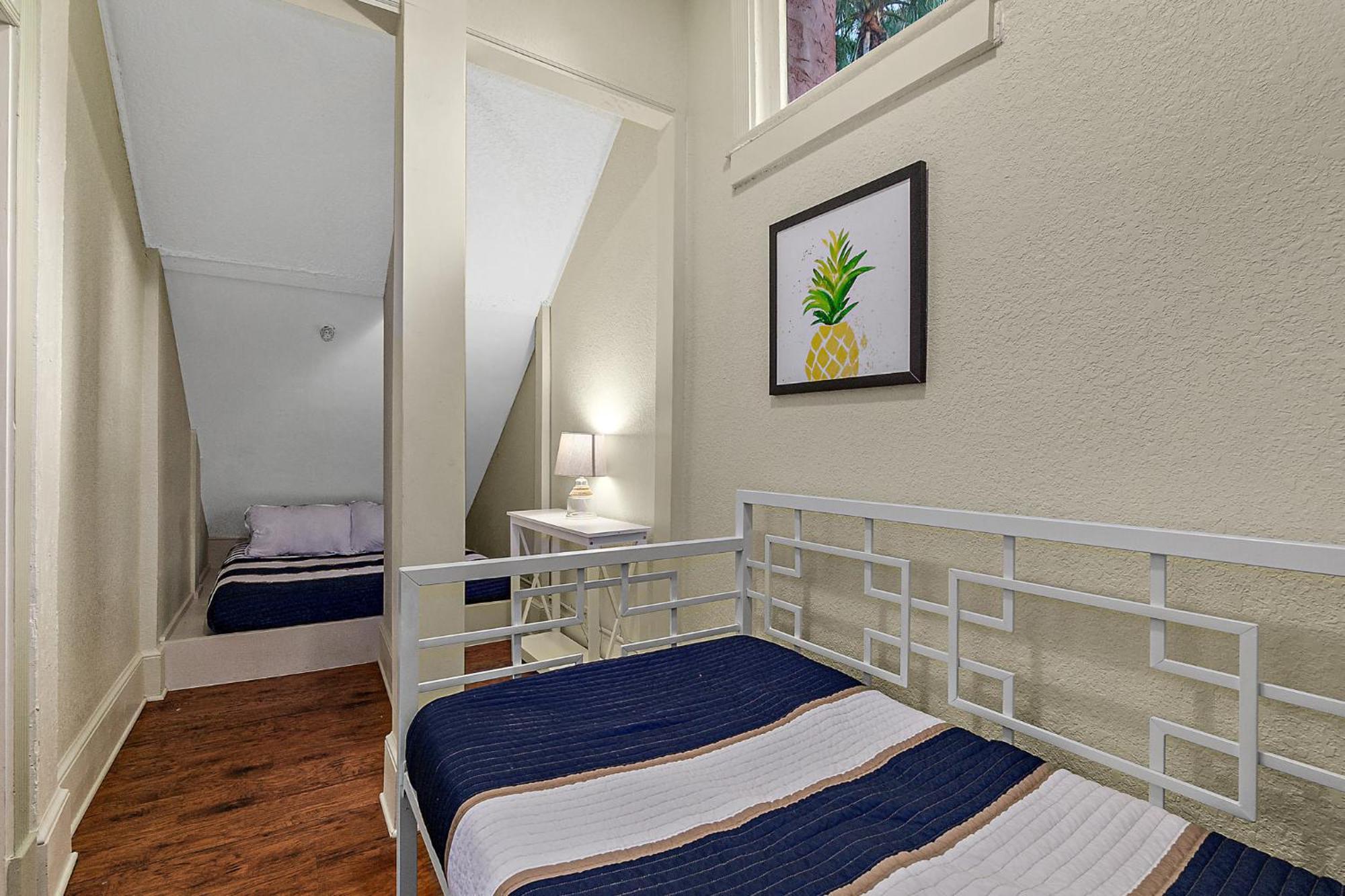 Holiday home The Ray- 1st Floor Charming Condo- Walk To Downtown
