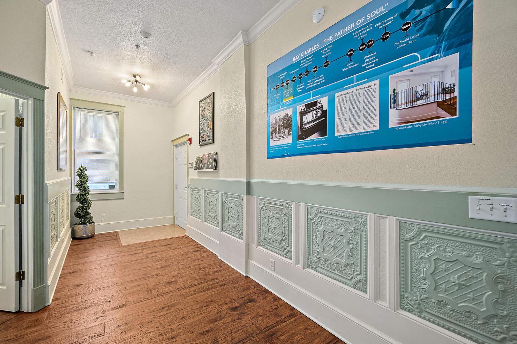 The Ray- 1st Floor Charming Condo- Walk To Downtown Holiday home *