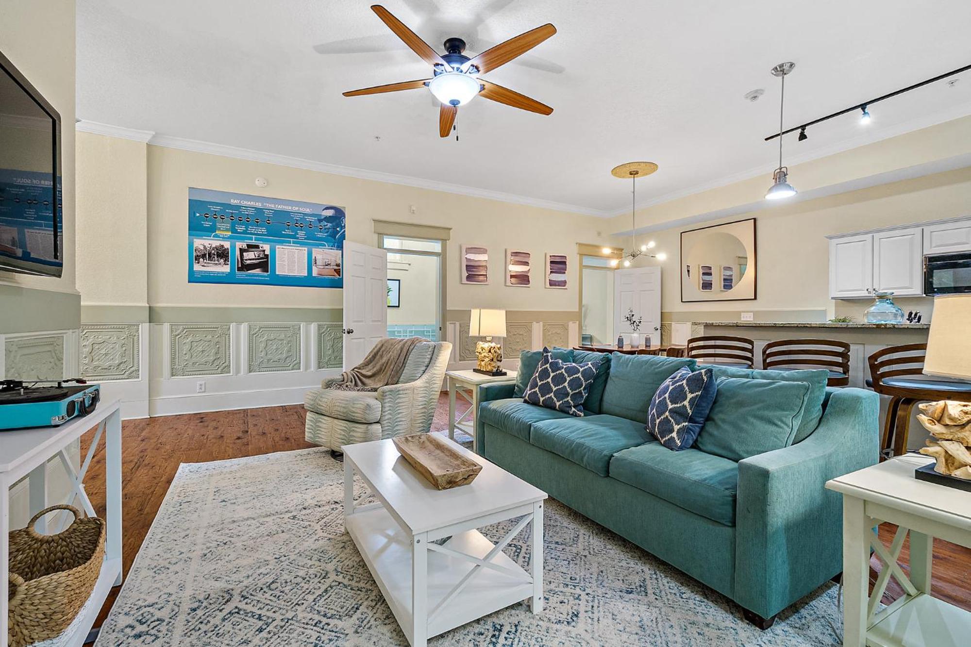 Holiday home The Ray- 1st Floor Charming Condo- Walk To Downtown