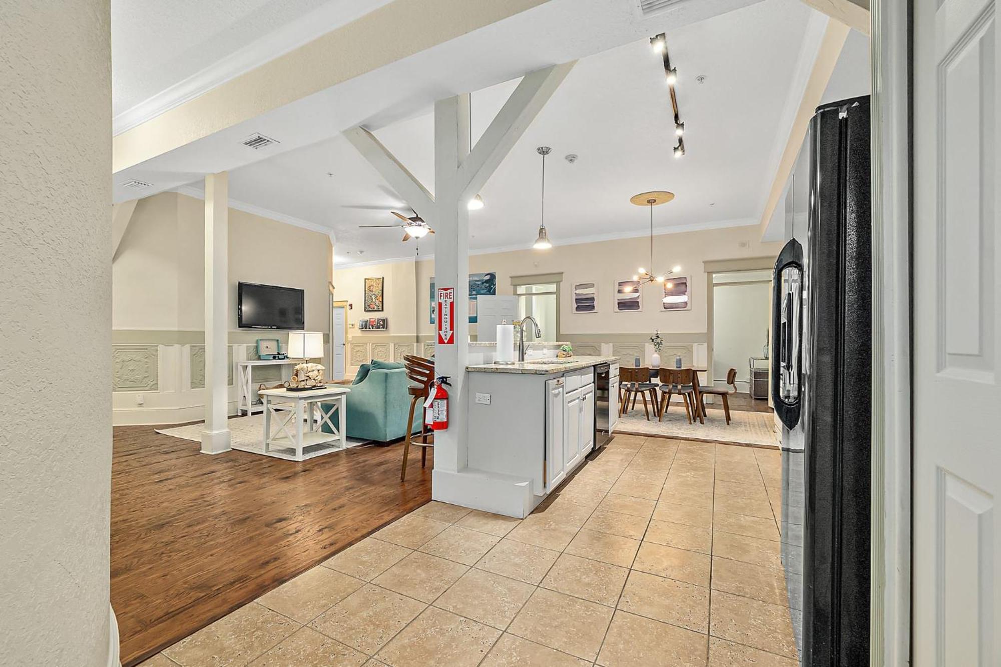 The Ray- 1st Floor Charming Condo- Walk To Downtown Holiday home *