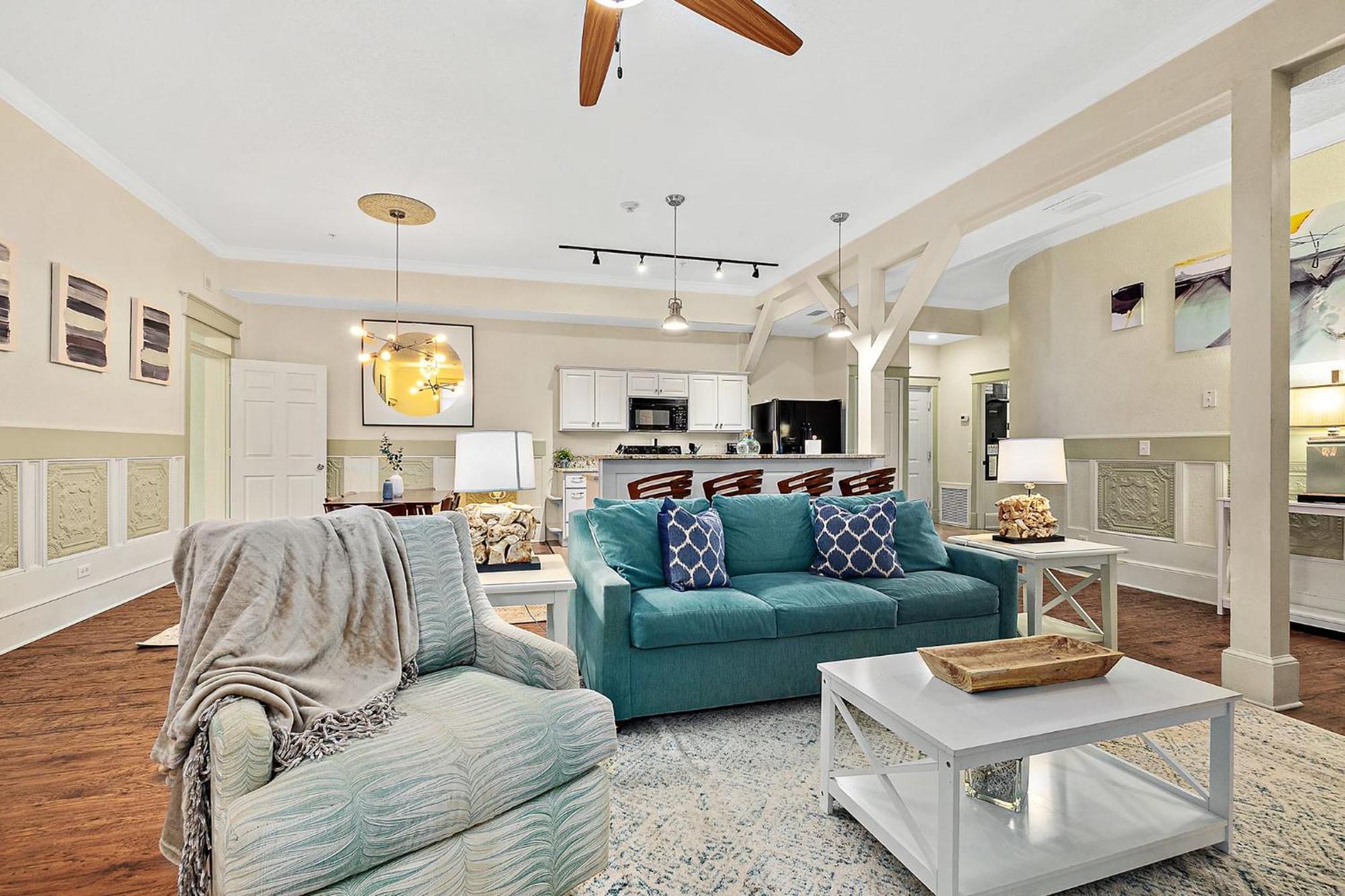 The Ray- 1st Floor Charming Condo- Walk To Downtown Holiday home *