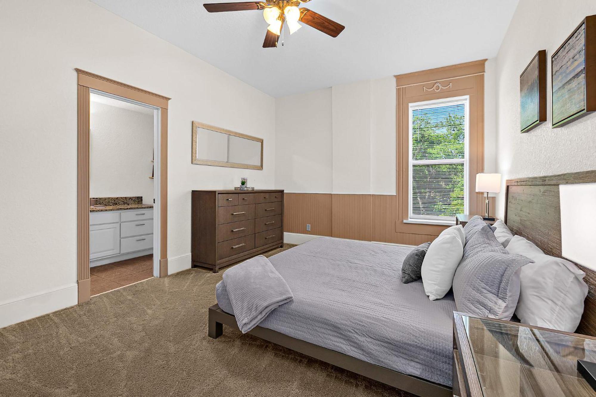 The Ray - 2nd Floor Historic Condo- Minutes Walk To Downtown Holiday home