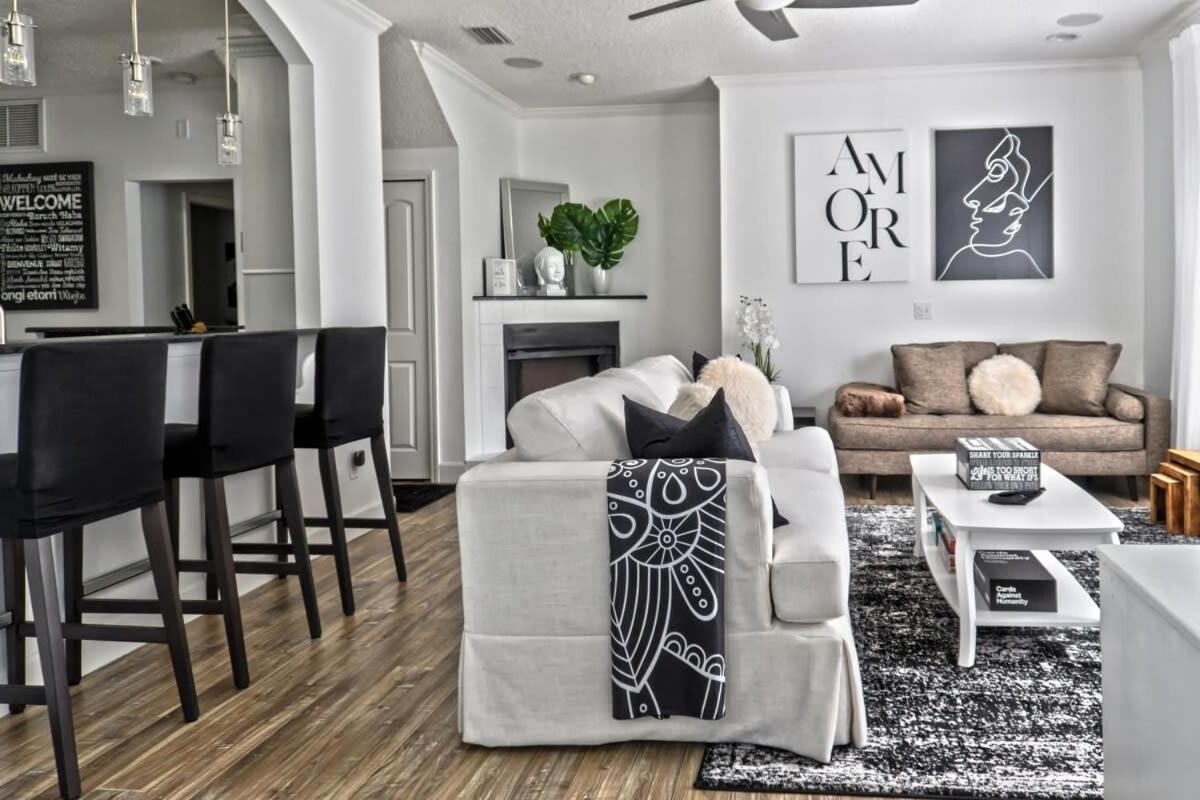 Private Romantic Retreat Mins Dwtn Apartment