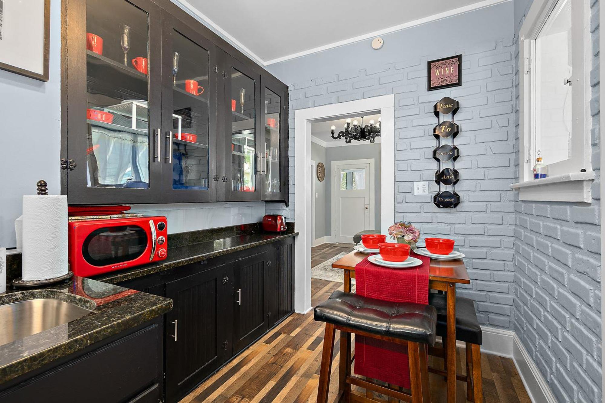 Casa Bella- Chic, Retro Apt- Steps To Historic District!