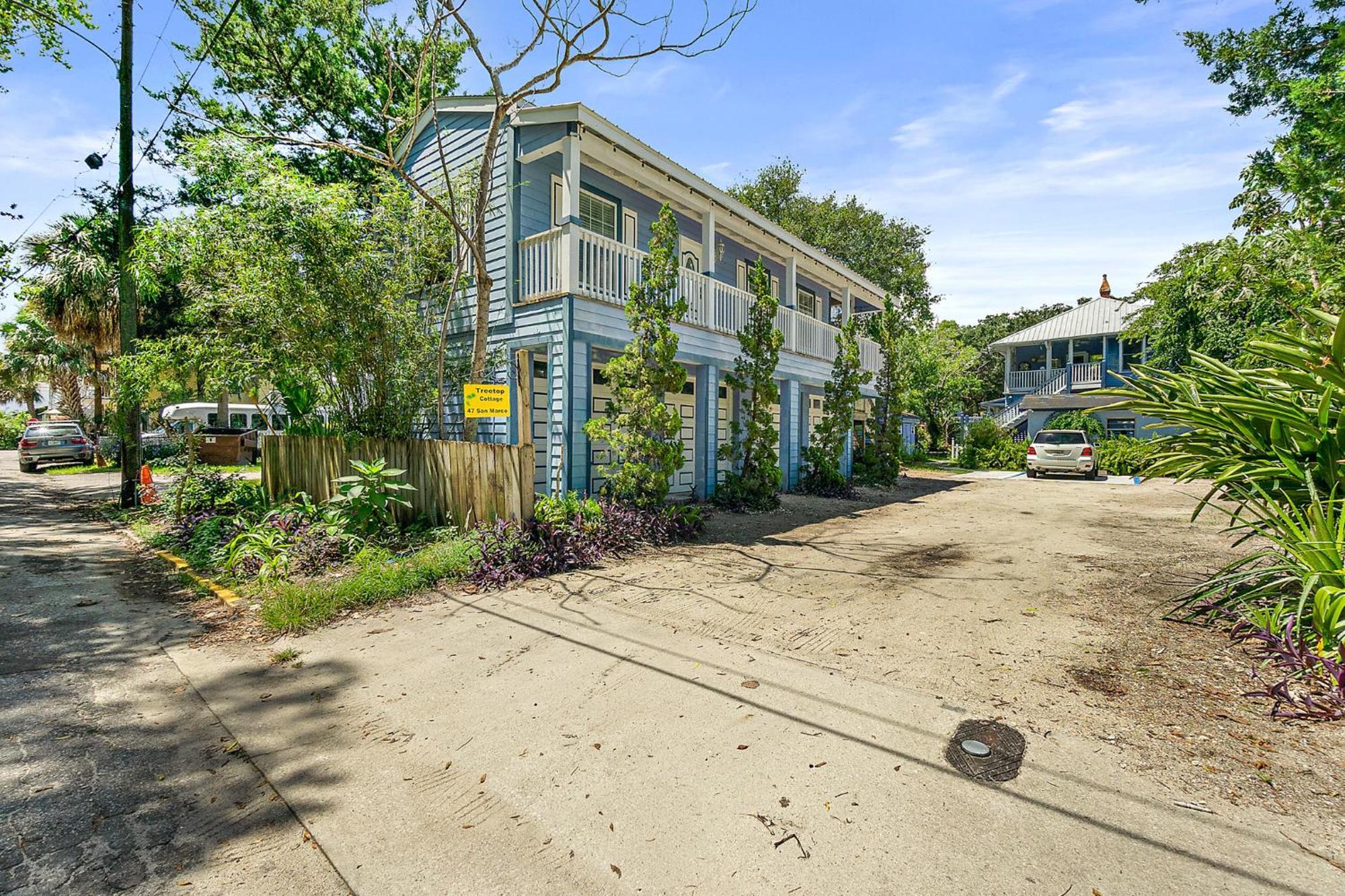 Treetop - 3 Blocks From Historic District Apartment