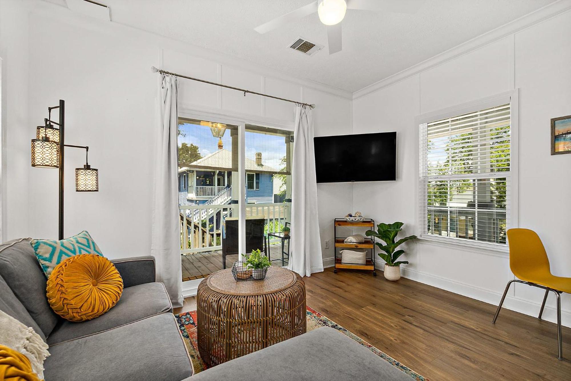 Treetop - 3 Blocks From Historic District Apartment *