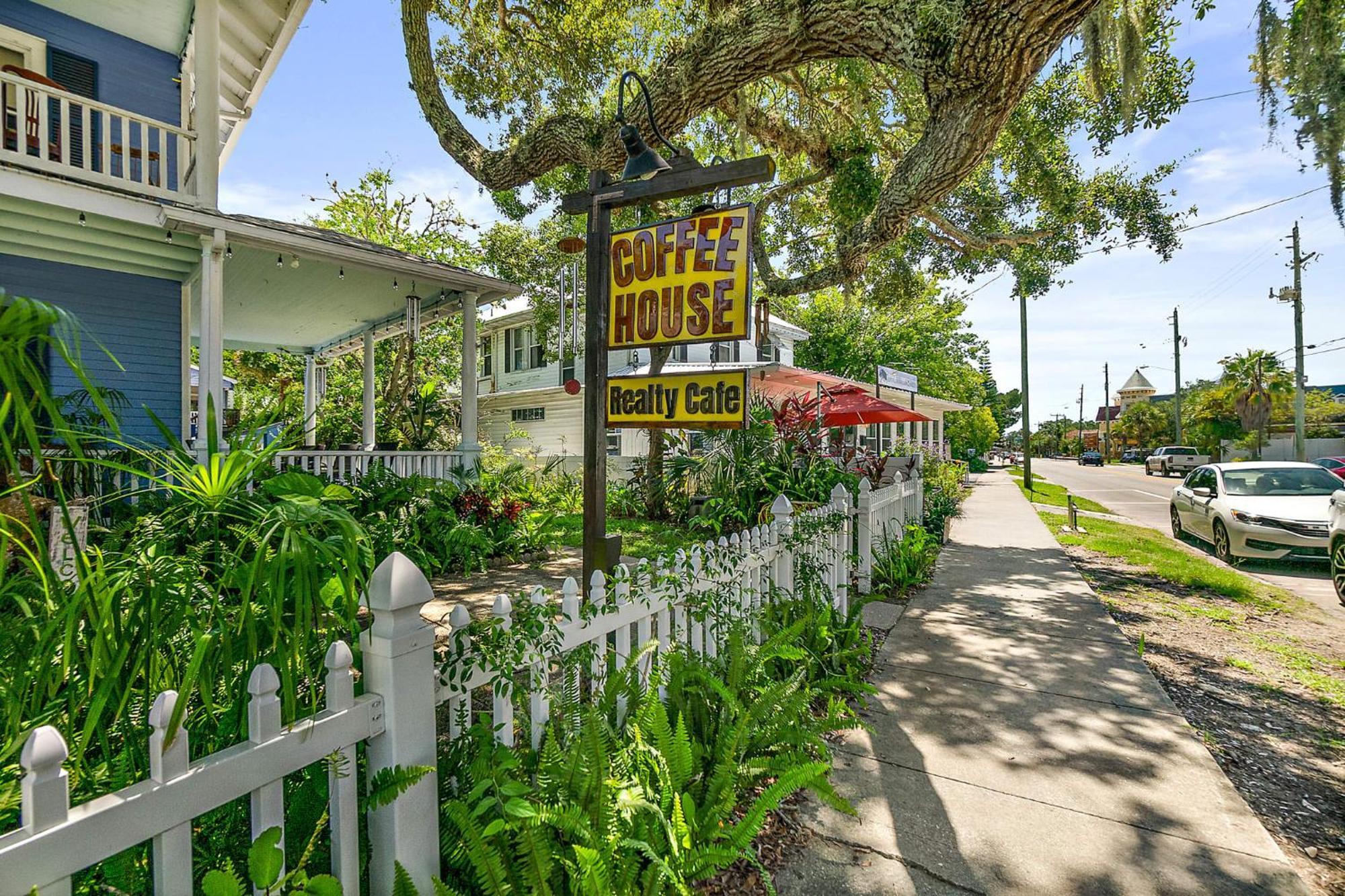 Treetop - 3 Blocks From Historic District Apartment