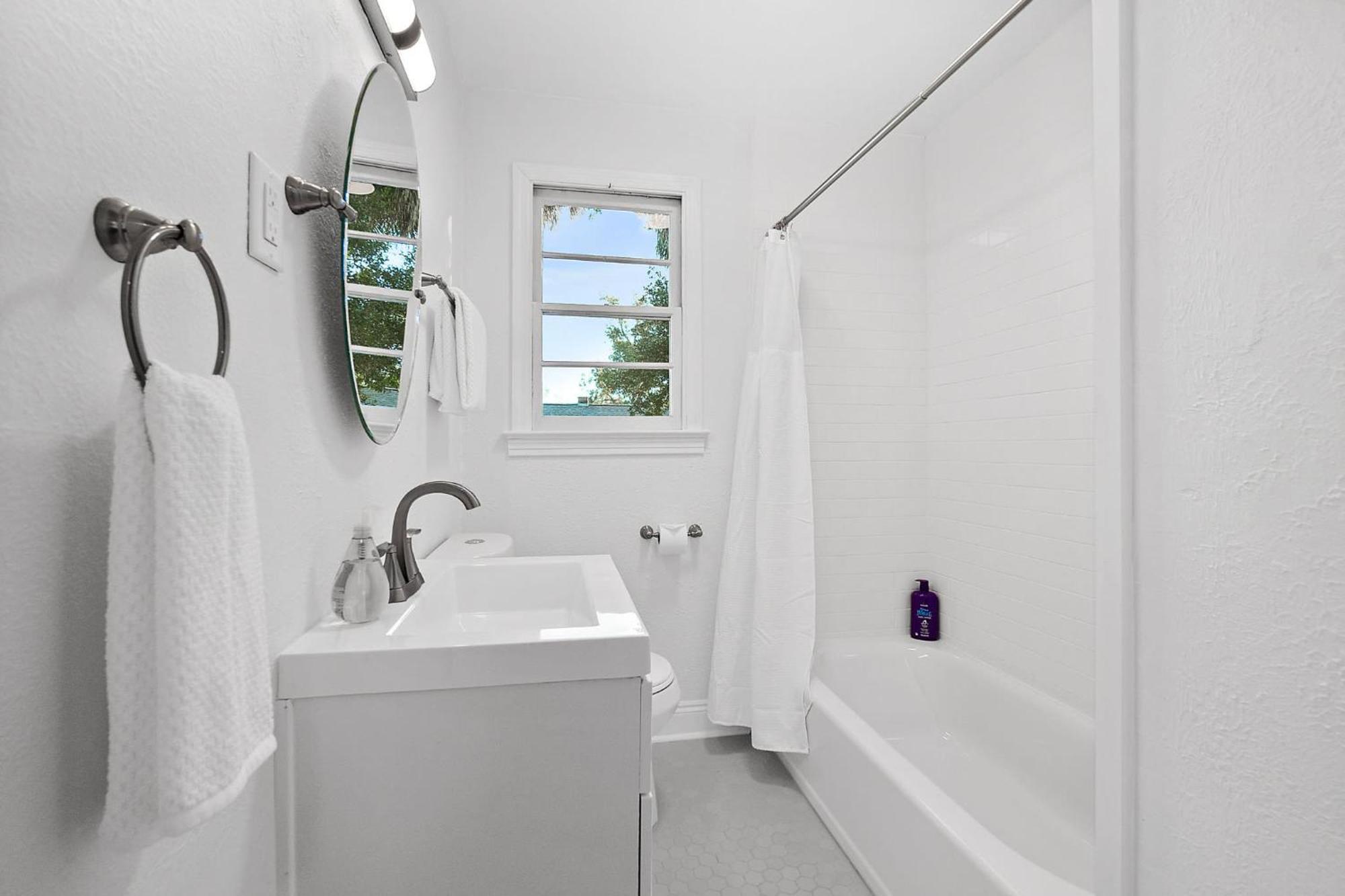 Private Uptown Flat - Walk To Nights Of Lights! Apartment *