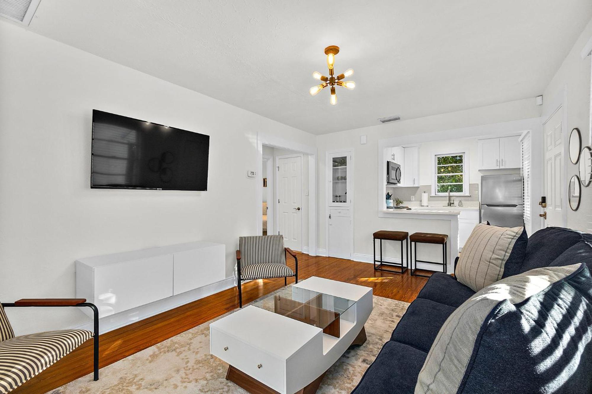 Apartment Private Uptown Flat - Walk To Nights Of Lights!