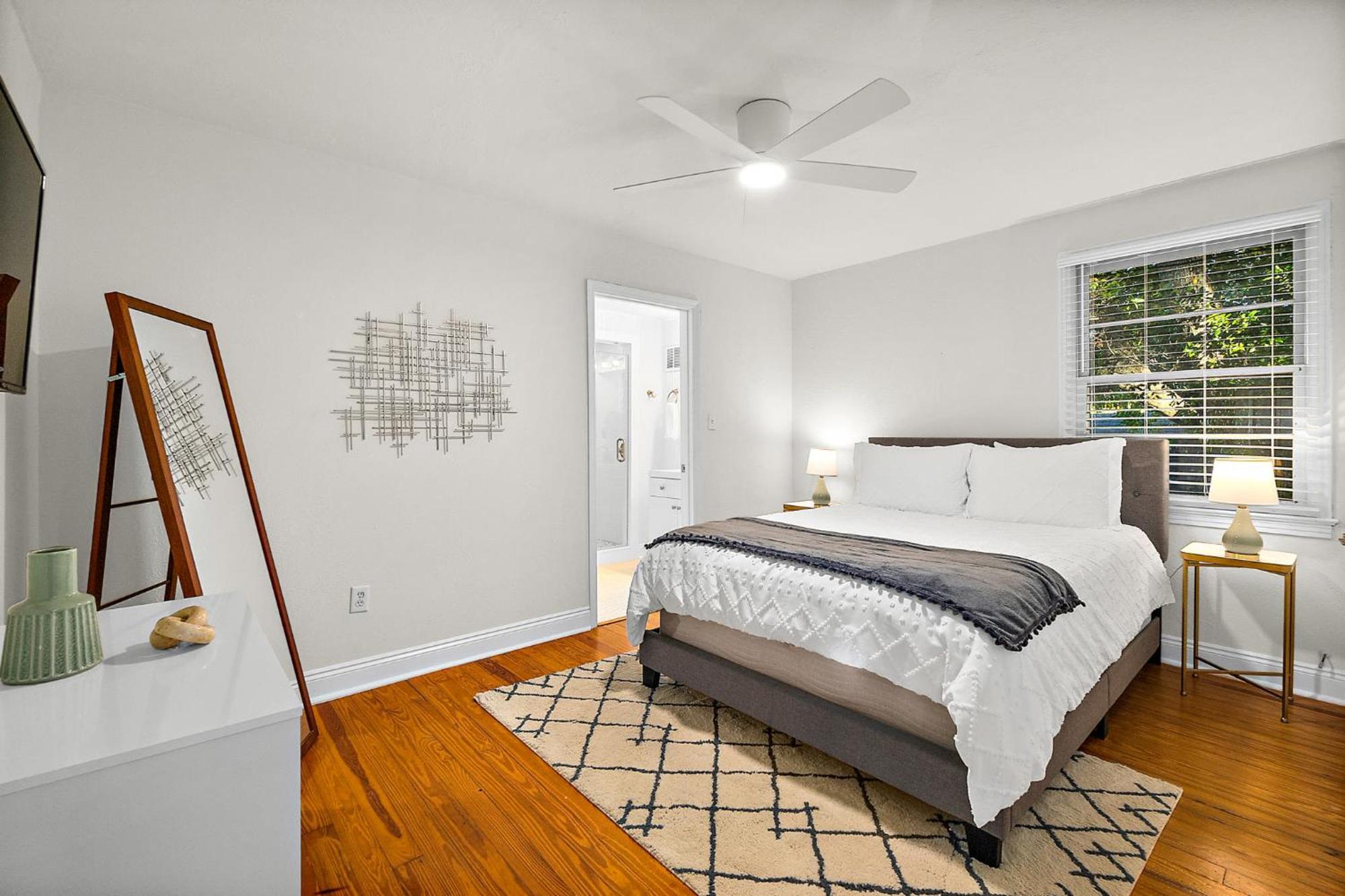 Private Uptown Flat - Walk To Nights Of Lights! Apartment