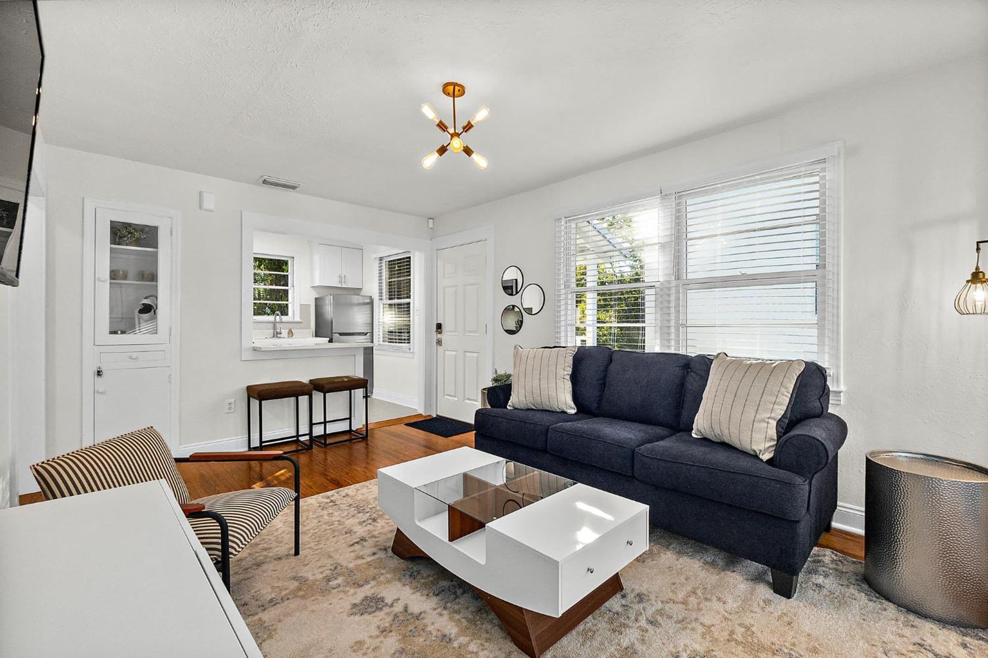 Private Uptown Flat - Walk To Nights Of Lights! *
