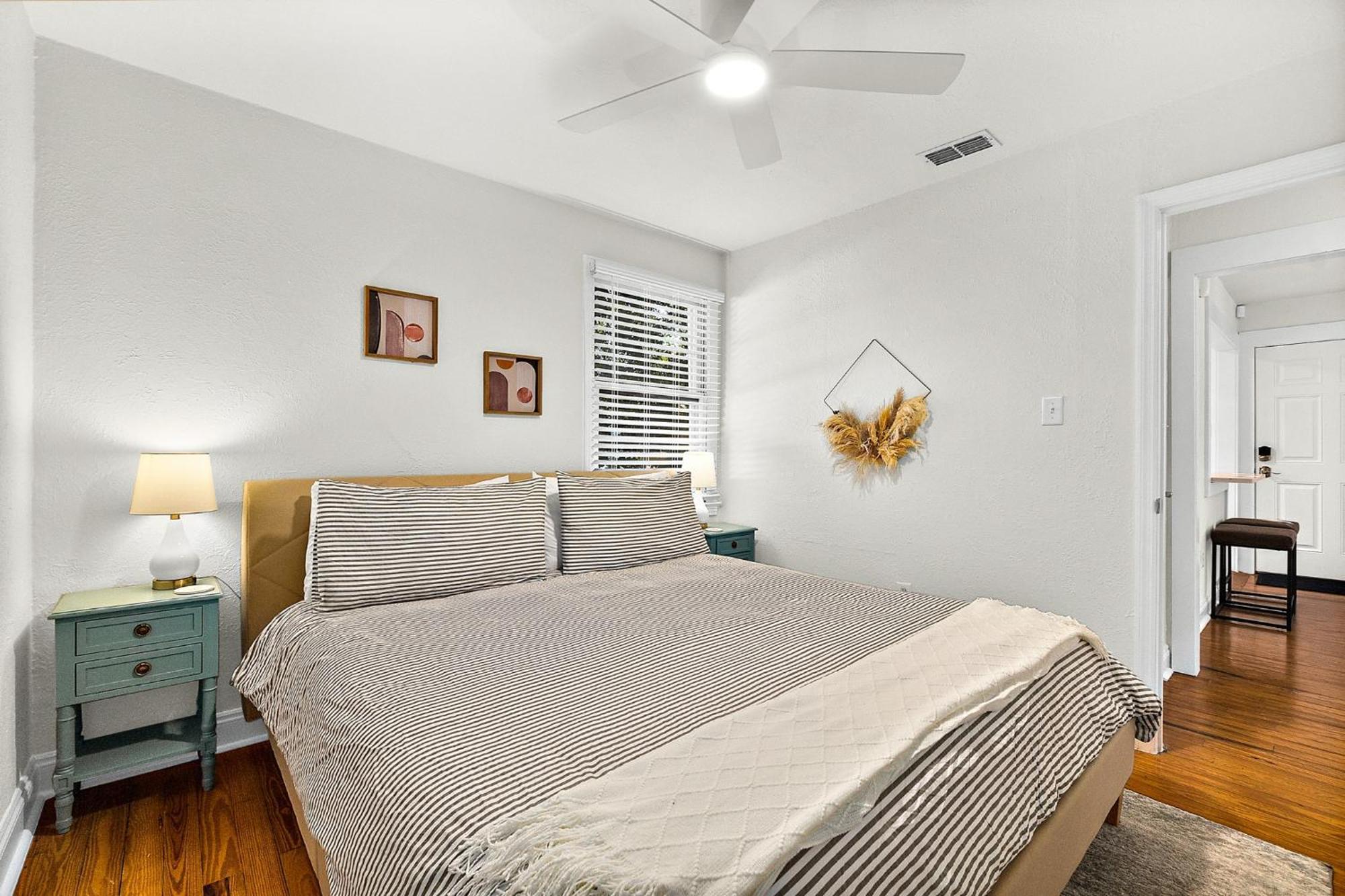 Private Uptown Flat - Walk To Nights Of Lights! Apartment