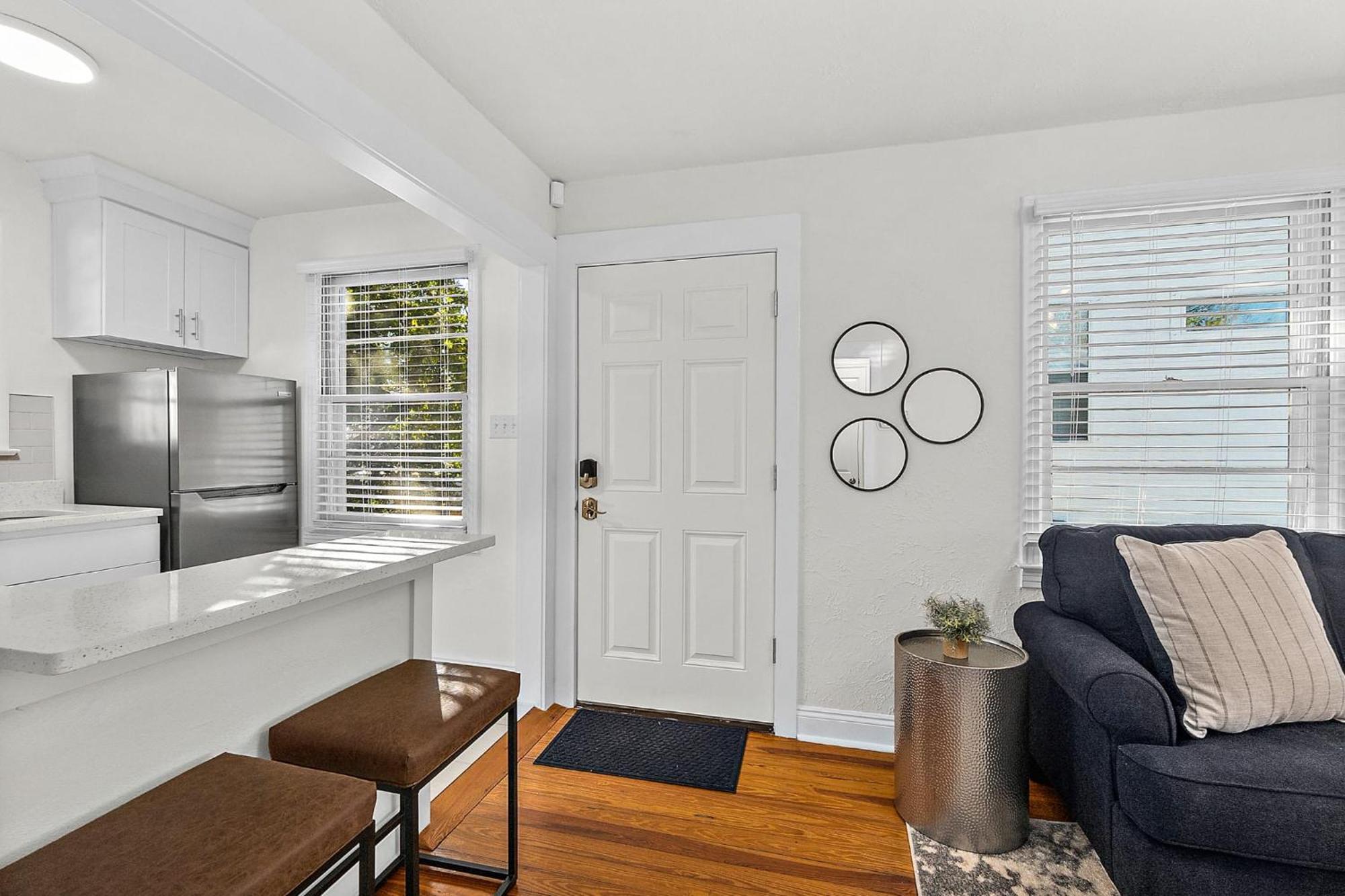 Private Uptown Flat - Walk To Nights Of Lights! *
