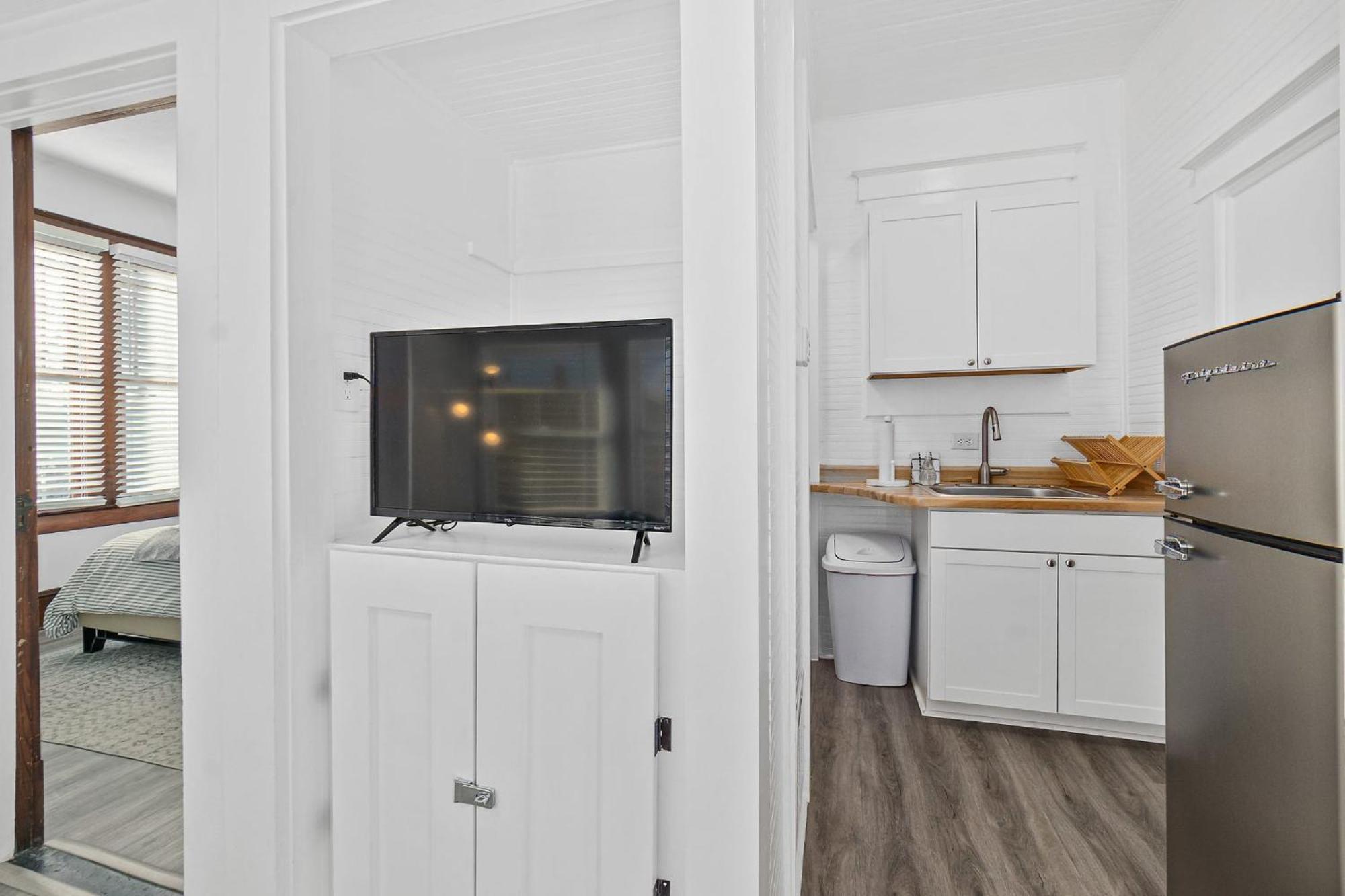 Old Mission Guest - Charming Apartment, 15 Min Walk To Downtown! *