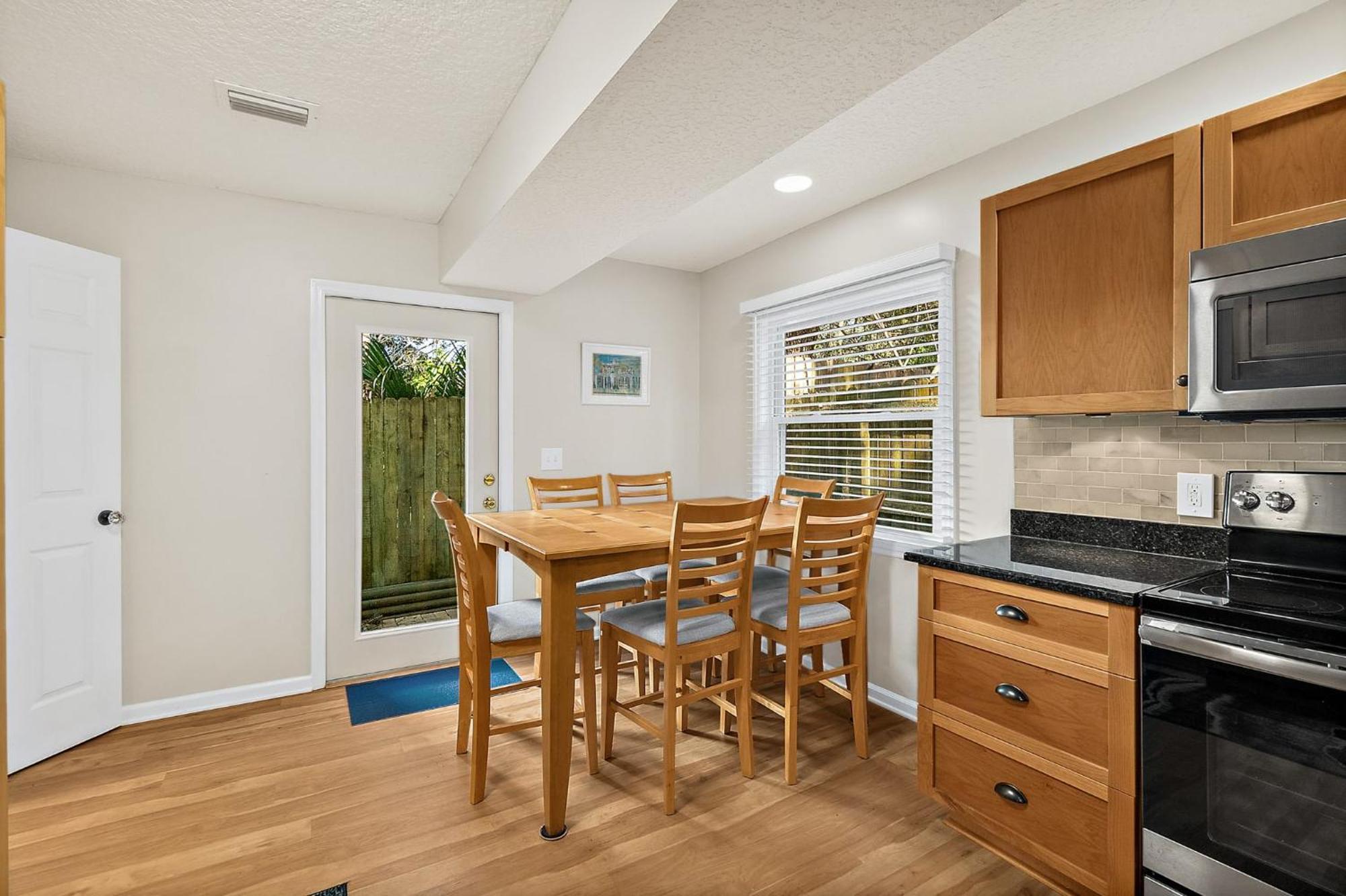 Fullerwood Park Retreat, 5 Min To Downtown, Sleeps 6