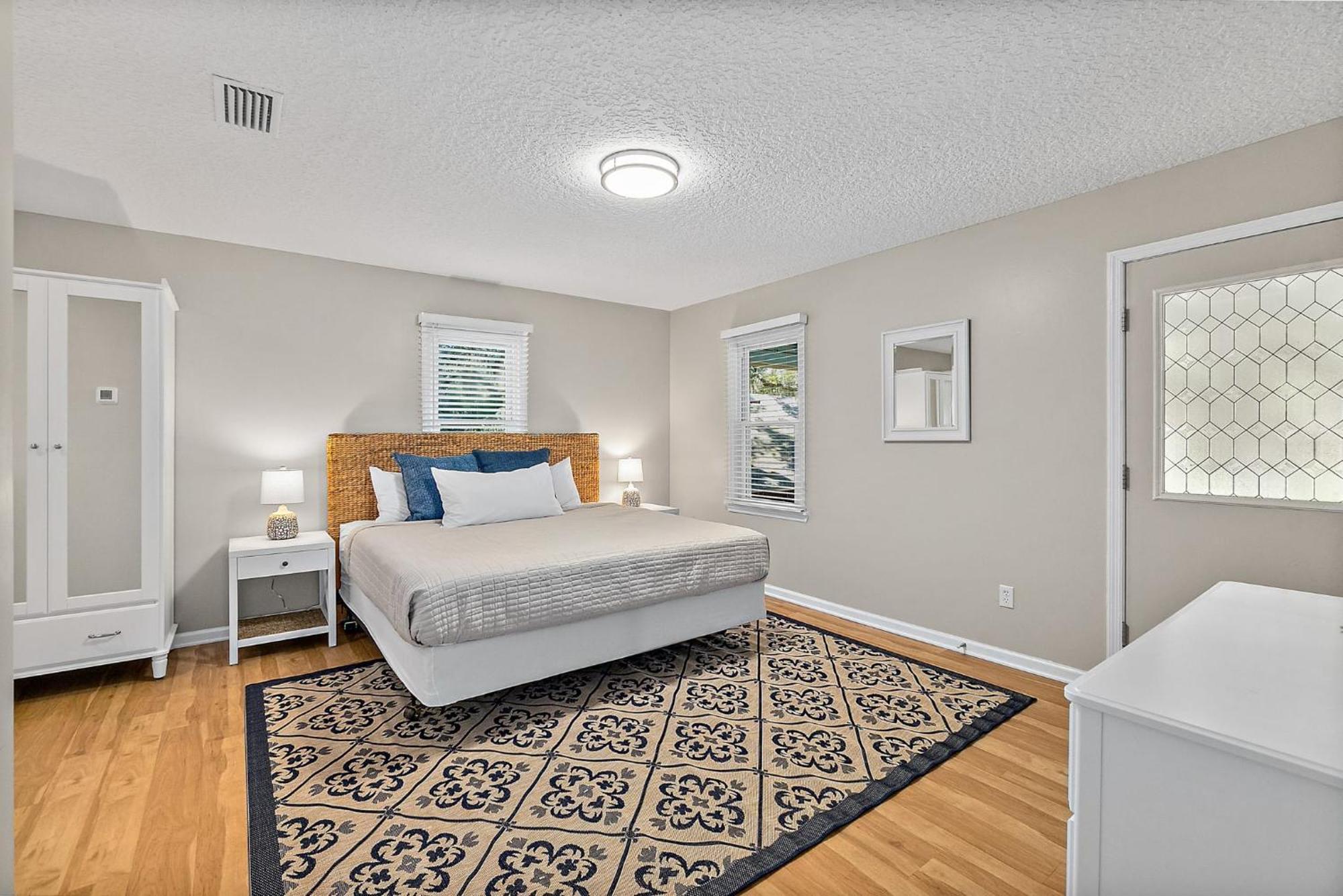 Fullerwood Park Retreat, 5 Min To Downtown, Sleeps 6 *