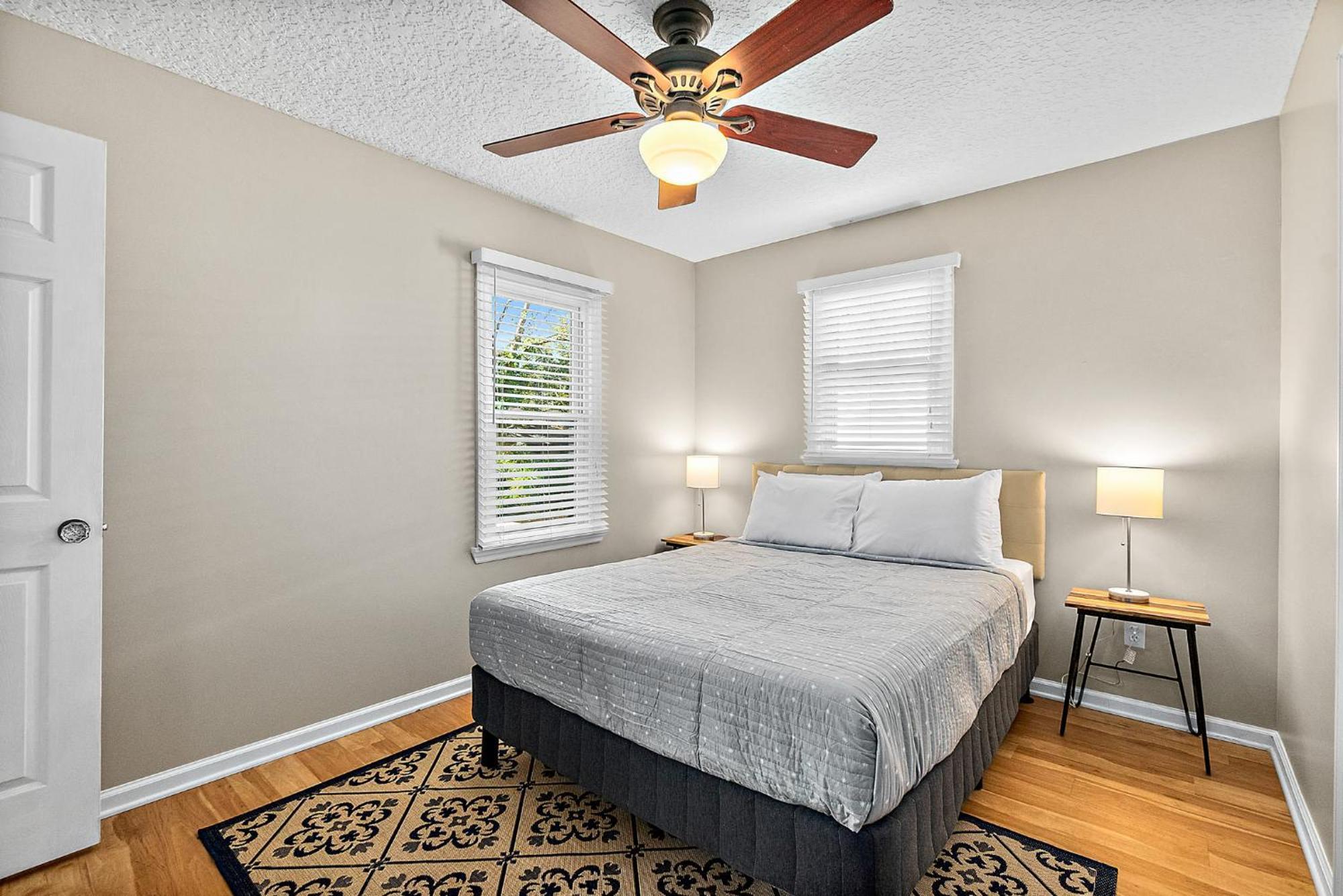 Fullerwood Park Retreat, 5 Min To Downtown, Sleeps 6 *