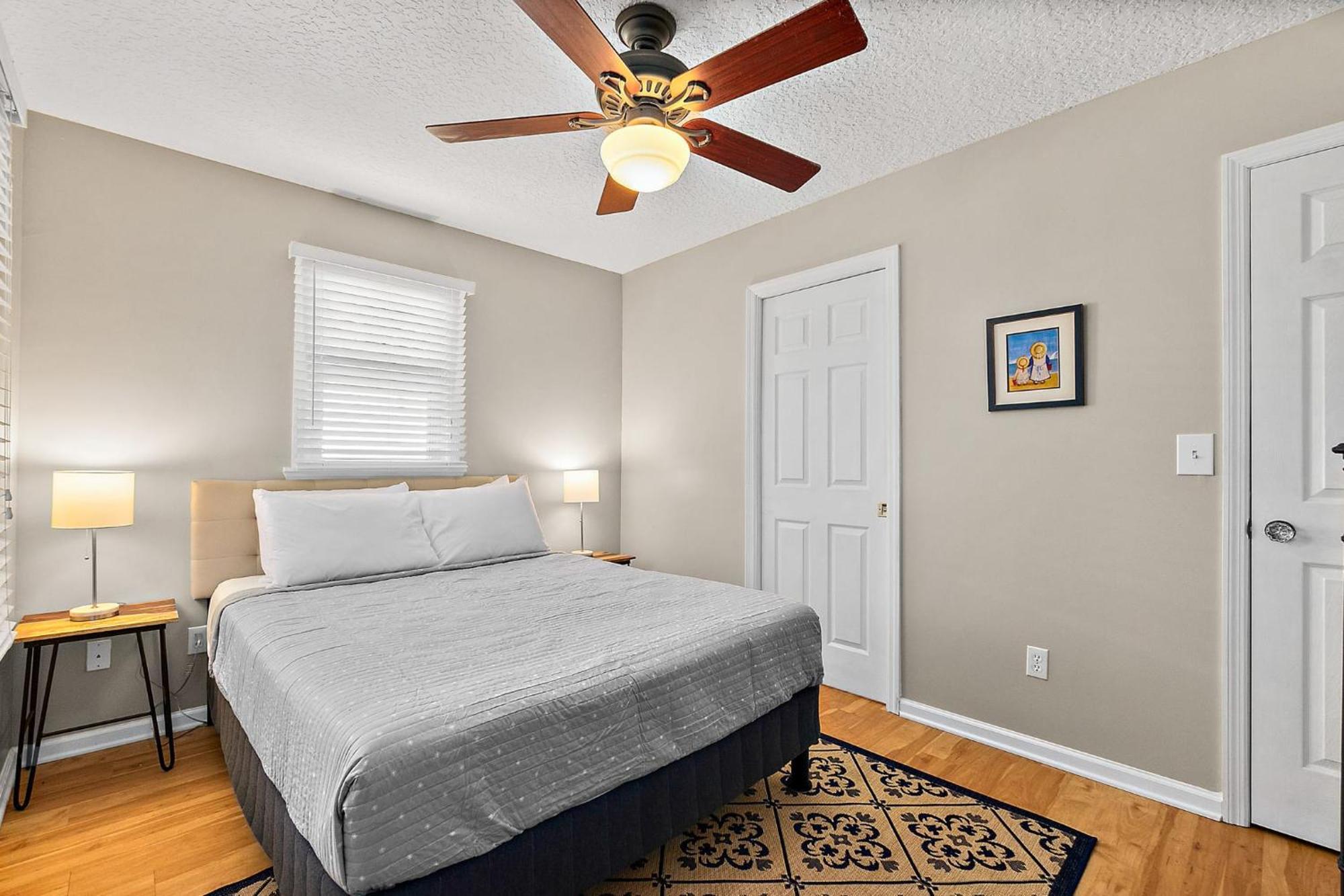Fullerwood Park Retreat, 5 Min To Downtown, Sleeps 6 Holiday home