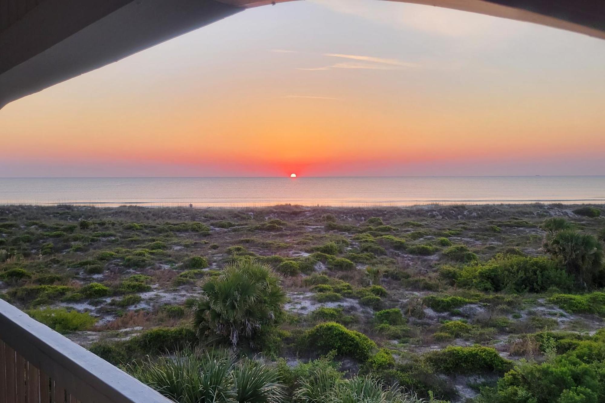 Hibiscus Oceanfront Living *