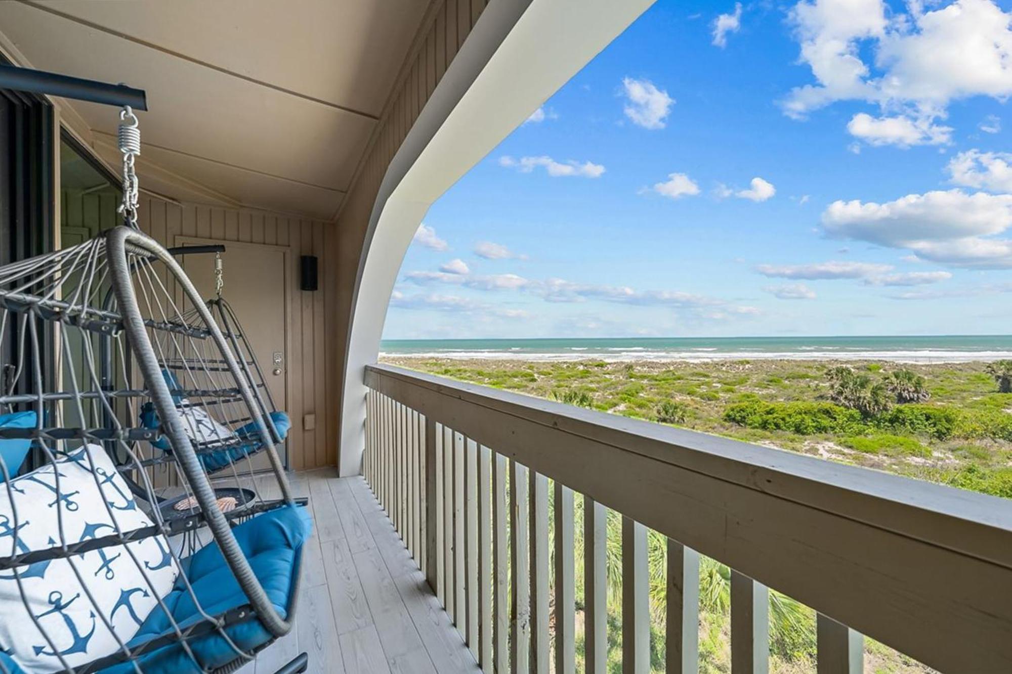 Hibiscus Oceanfront Living *