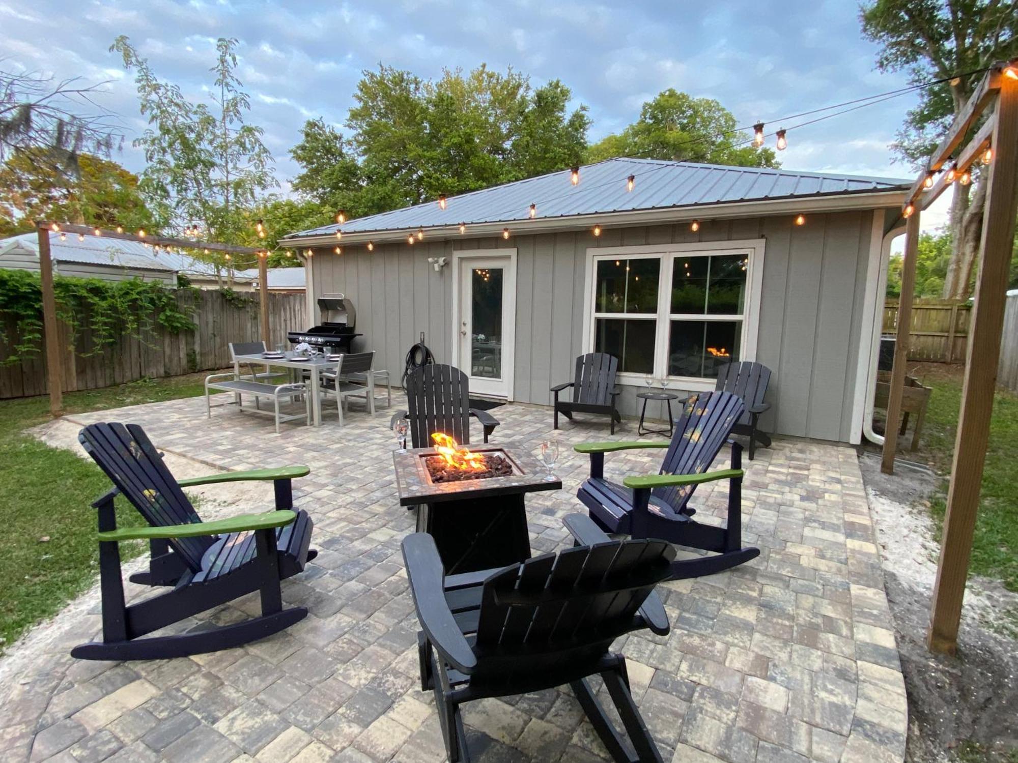 Villa San Sebastian's Hideaway: Modern Group Getaway Near And Downtown *