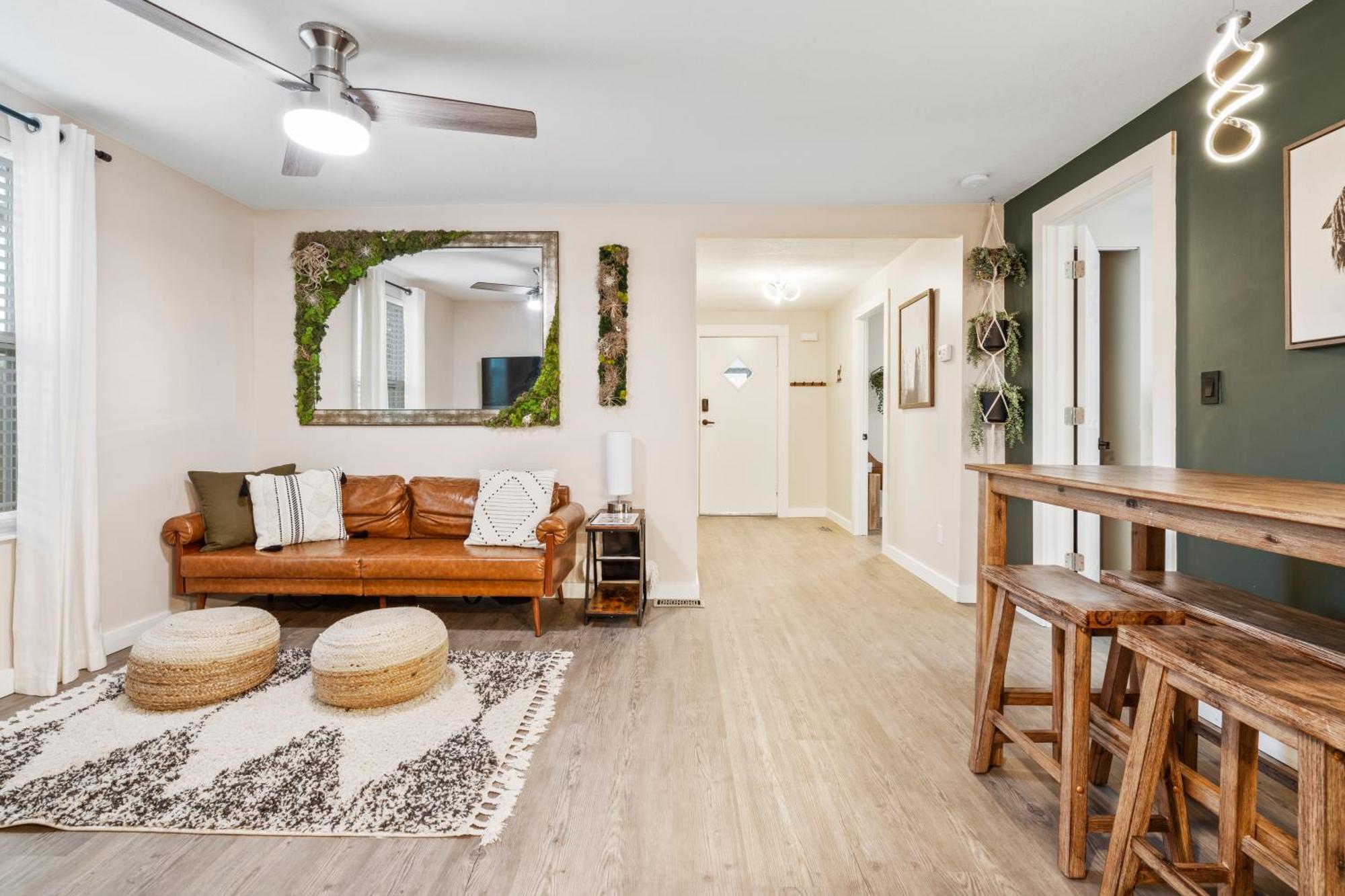 Quiet Get Away In A Vibrant Casa de férias