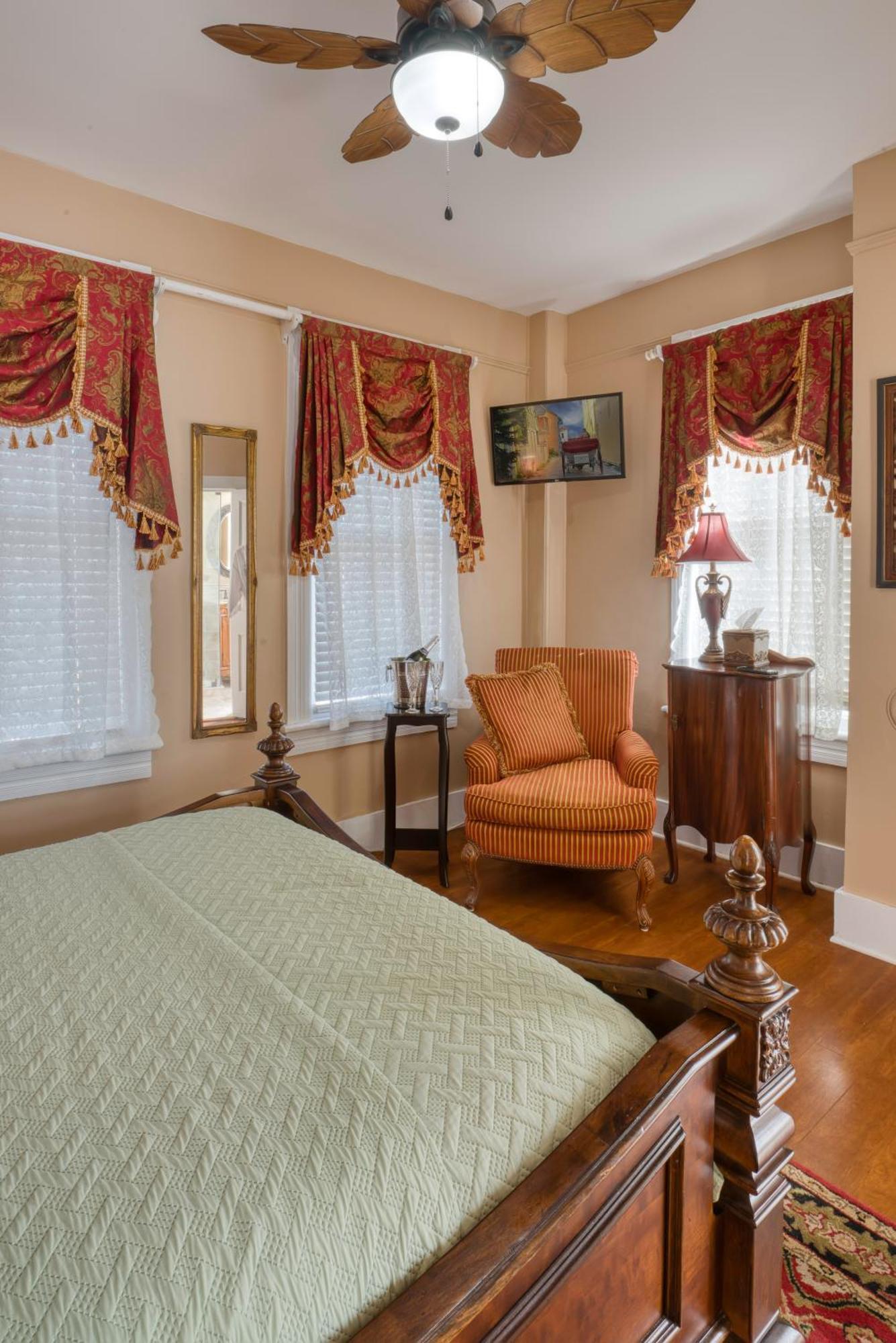 Victorian House Bed & Breakfast 3*