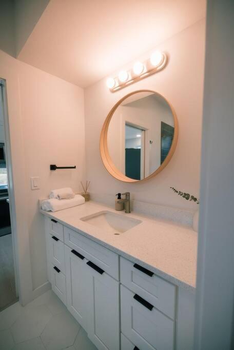 Marsh View - Modern Getaway - Mins From Downtown Casa de férias *
