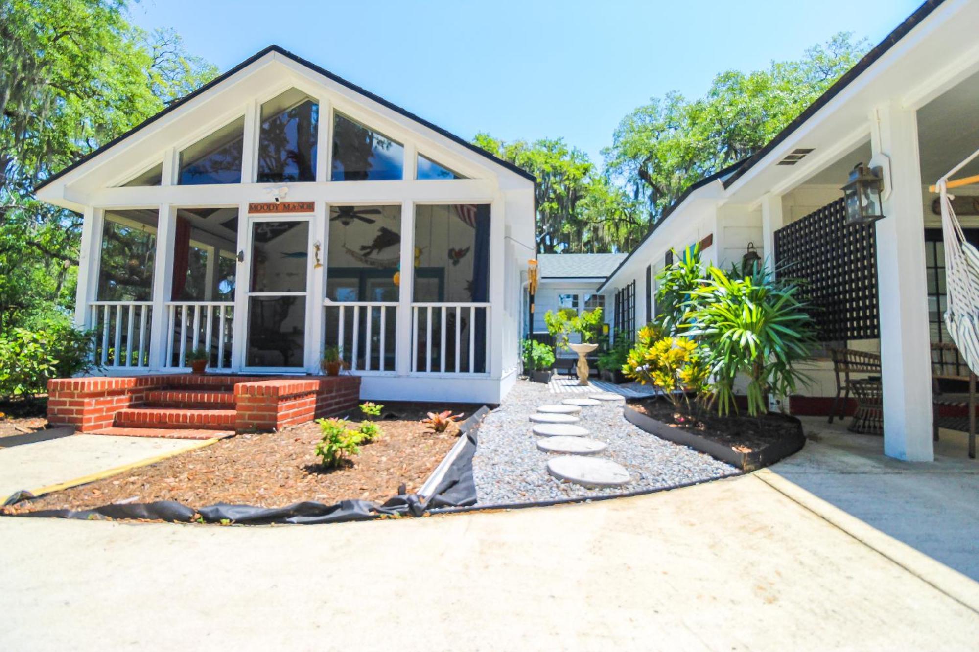 The Moody Manor -luxurious Recently Renovated Close To And Downtown Holiday home *