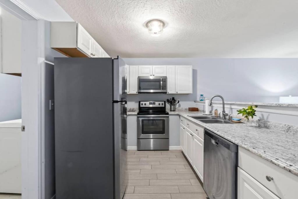Charming And Delightful Getaway! Walk To Holiday home *