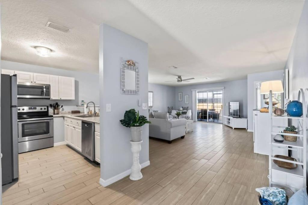 Charming And Delightful Getaway! Walk To *