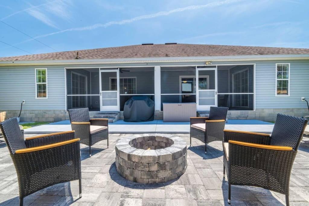 Charming And Delightful Getaway! Walk To Holiday home