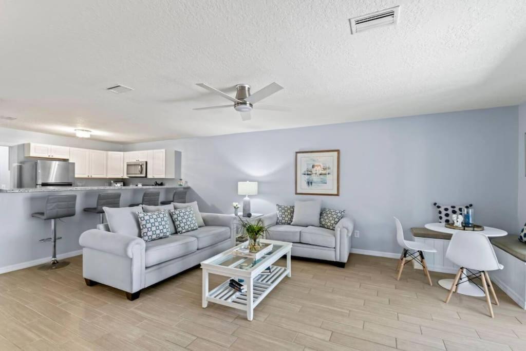 Charming And Delightful Getaway! Walk To *
