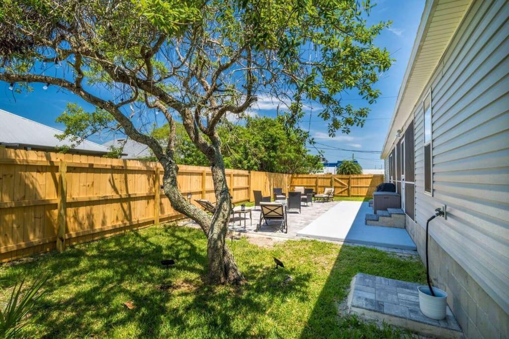 Charming And Delightful Getaway! Walk To *